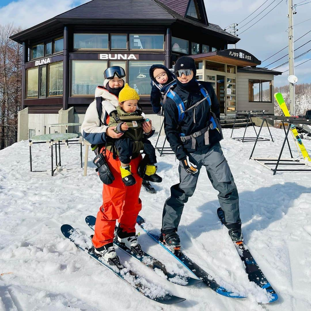 渡部暁斗さんのインスタグラム写真 - (渡部暁斗Instagram)「初めて4人で春の山🌸  📷 @takemitsuueno   #ski #livetoski #BeWhoYouAre #lifestyle #familytime」3月29日 17時44分 - wtbakt