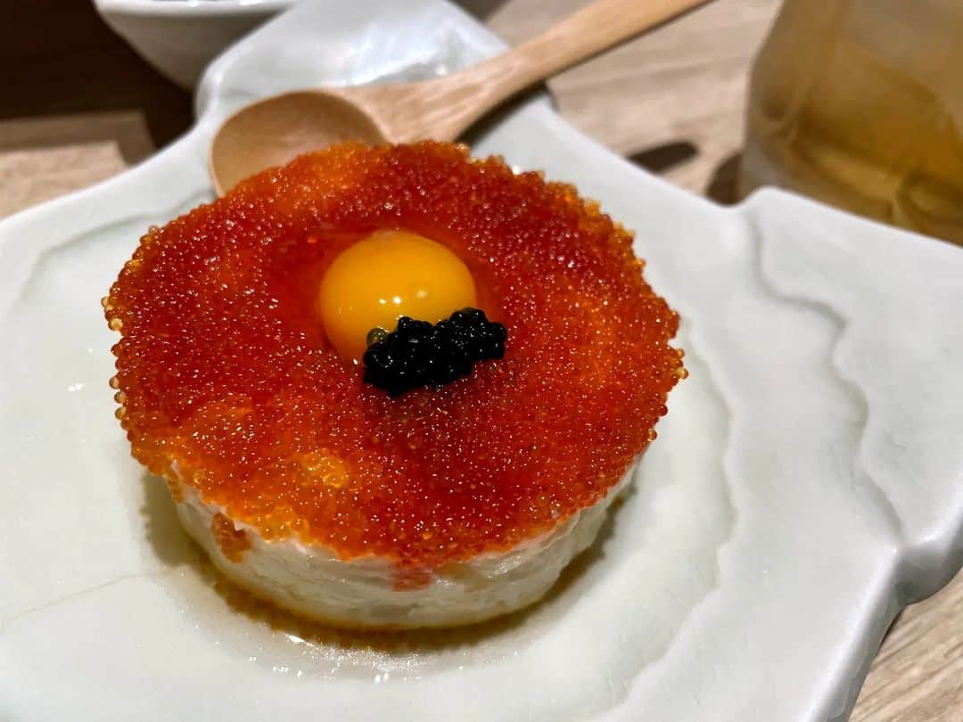 松浦麻里奈のインスタグラム：「寿司居酒屋しもず！！  コスパの良い豊富な鮮魚料理に、手軽に寿司が食べれる海鮮居酒屋だった！！  華コースにて🥰⭐ 店内、明るめで木のぬくもりがほんわかする😏👍  お料理、見た目も美しいかった！！ お酒のレパートリーも多くて意外と安め💯  品川駅から少し歩くけど、 地下でもWi-Fiも完備してたよ😁⭐  他のアルカルトも気になる！！  #海鮮寿司居酒屋すししもず　#supported #海鮮居酒屋　#寿司居酒屋　#個室居酒屋　#品川グルメ」