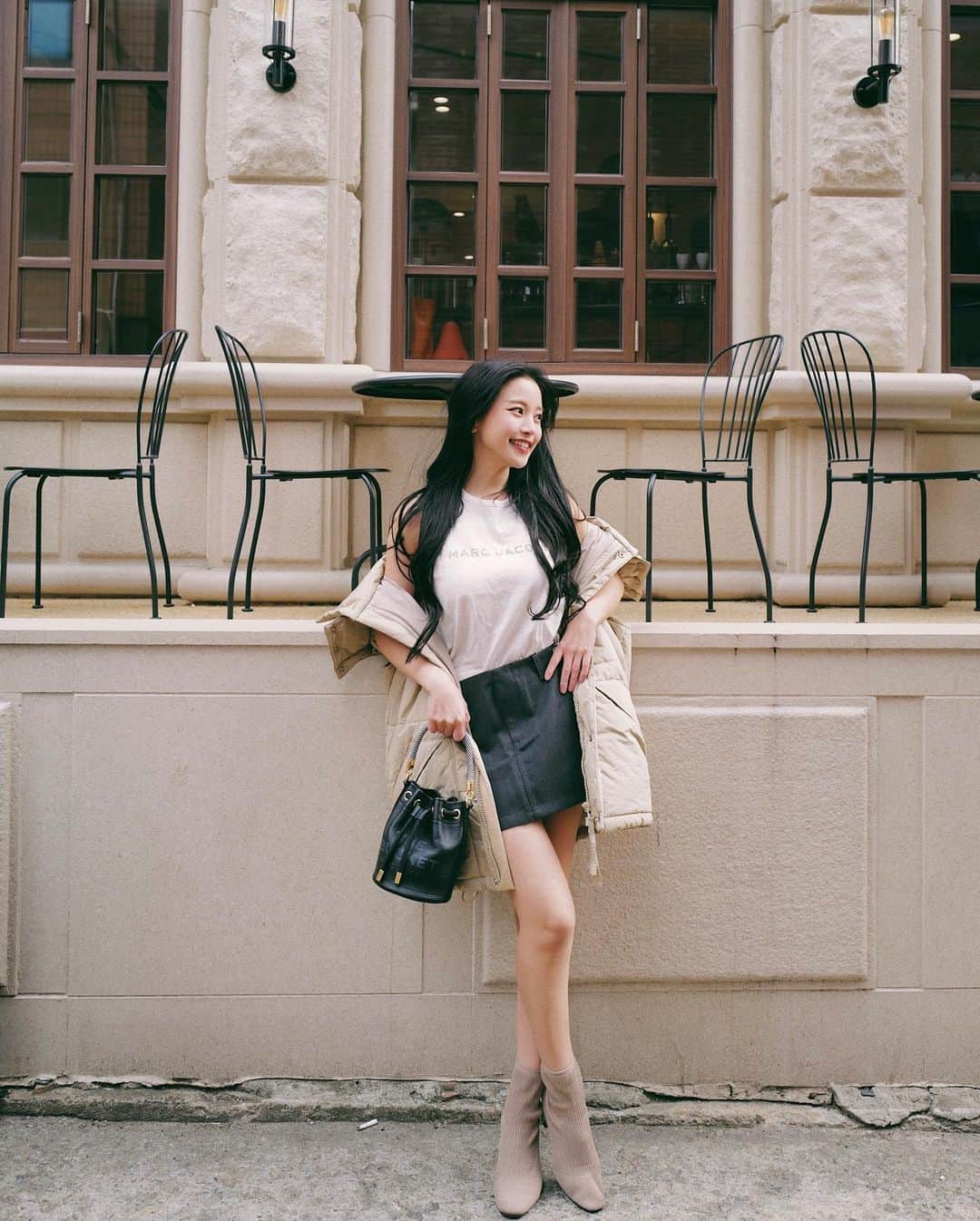 蔡瑞雪（Ruixue Tsai）さんのインスタグラム写真 - (蔡瑞雪（Ruixue Tsai）Instagram)「大家喜歡什麼樣的日常行程??  在韓國穿一整套Marc Jacobs還有它的小水桶出門 ｏ(｡・‧̫・｡)ｏ♡︎♡︎ 小小的但可以裝很多東西 拎著真的超可愛！  我很喜歡旅遊時找咖啡廳喝著熱拿鐵看風景 或是看著路上來來往往的人群們放空 享受悠閒的感覺🤍🙌🏻  另外最近真的很流行拍貼機 這次我去了江南的一間拍貼店 還有小影片可以下載～   @imaginextw #MarcJacobs」3月29日 17時56分 - snowbabyq