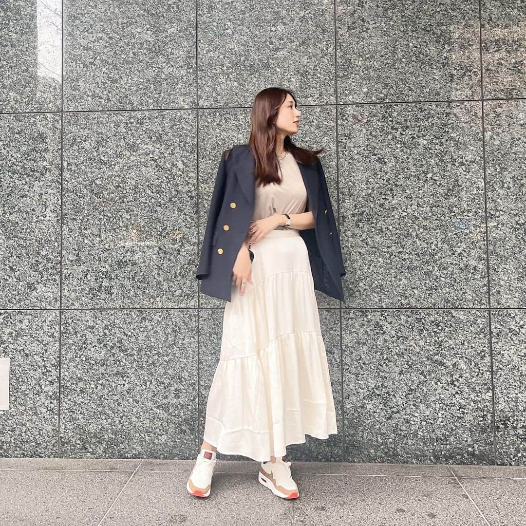広瀬未花のインスタグラム：「春はヒラッとしたスカートやワンピースが着たくなりますよね🌸  事務所の先輩　前田ゆかさん ( @maeyuka )のプロデュースした @cbp.tokyo のサテンティアードスカート♪  歩く度に揺れ動くので、 表情がでるのが楽しい😊  オールホワイトで合わせてあげるのも可愛いし、スウェットでカジュアルに合わせるのも良さそう❤️  前ゆか先輩、流石です☺️✨  #cbp_tokyo」