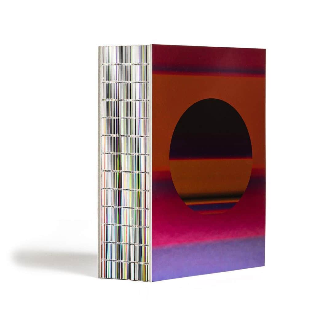 YOSHIROTTENのインスタグラム：「SUN BOOK 📚 limited 365  @sun_nwoi  @post__fake   YOSHIROTTEN(ヨシロットン)の最新作品集「SUN BOOK」が発刊されます。 「SUN」とは、コロナ禍が始まった2020年初頭に制作を開始した365点のデジタル・イメージに端を発し、インスタレーション、NFT、アルミニウム・プリント、バイナル・レコード、書籍など、多岐にわたる手法とメディアで構成されるアート・プロジェクト。 今回、その「SUN」の一つの集大成とも言える大型インスタレーション展覧会の開催(2023年4月1日、2日)に合わせ、本作品集を制作。印刷は国内最高峰の印刷技術を誇るサンエムカラー松井会長が担当しています。表紙や裏表紙、小口はメタリックに統一され、約6cmもある背表紙は糸かがりという剥き出しのような仕様に。中面はプロジェクトのコンセプトに合わせ、365点ものアート作品が日付と共にプリントされています。 まさにYOSHROTTENの比類なき感性とサンエムカラーの高い技術の結晶と言うべき一冊となりました。その佇まいはあたかもオブジェのよう。今まで誰も目にしたことのない、そしてこれからも目にすることのないであろう奇跡のアートブックが誕生しました。365部限定での販売となります。  著者：YOSHIROTTEN 出版社：POST-FAKE 刊行年：2023 サイズ：176mm×251.5mm×60mm ページ：736P 印刷 : サンエムカラー 言語：英語 状態：新刊・シュリンク付き 部数：365部限定  photo by @jessekojima」