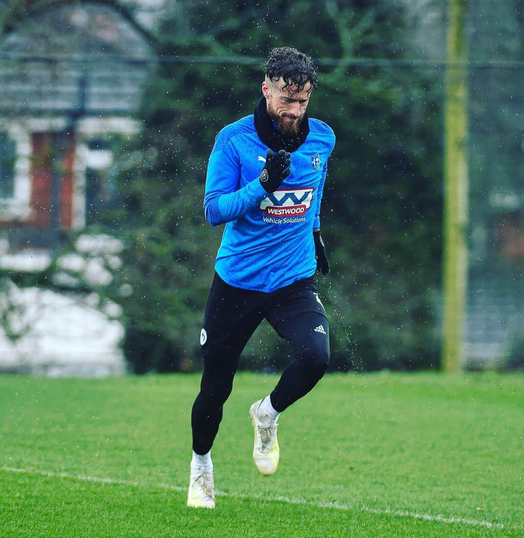 ジョー・ベネットのインスタグラム：「Back to it 💪🏼 @laticsofficial」