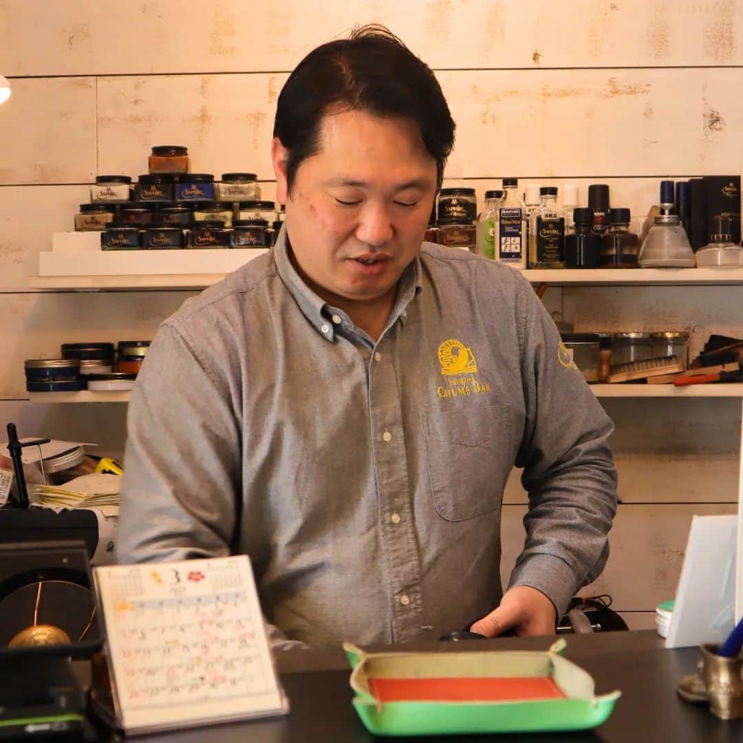 PR Sato Saphir（サフィール）さんのインスタグラム写真 - (PR Sato Saphir（サフィール）Instagram)「. 〝靴を通して、子供たちに伝えたいこと〟  逗子市にある「Shoeshine Chum’s Bar」のオーナー・渡辺力氏。 @shoeshiner_chum  数年前より精力的に福祉貢献に取り組まれ、数多くのボランティア活動にご尽力されています。  今回は、神奈川県内にある児童養護施設へ支援物資を届ける活動に同行させていただき、 ボランティア活動に対する並々ならぬ想いや、児童養護施設のリアルを取材しました。  あなたの不要品を誰かが必要としています。 「Shoeshine Chum’s Bar」までぜひご相談ください。 @shoeshiner_chum  記事全文はこちら👇🏻 @saphir_japan プロフ欄URLからどうぞ . . . ⁡#saphir #shoelove #shoeslife #shoesnob #shoeshine #shoecare #shinewithsaphir  #shoegram #shoeblog #革靴倶楽部 #革靴お手入れ #革靴コーデ #革靴自慢 #革靴男子 #靴すたぐらむ  #shoesoftheday #革のある生活  #ハイシャイン #革靴好き #靴好き #シューケア #神奈川靴磨き #横浜靴磨き #靴磨き職人 #シューシャイナー #児童養護施設 #福祉貢献 #ボランティア #福祉活動 #支援物資」3月29日 17時52分 - saphir_japan