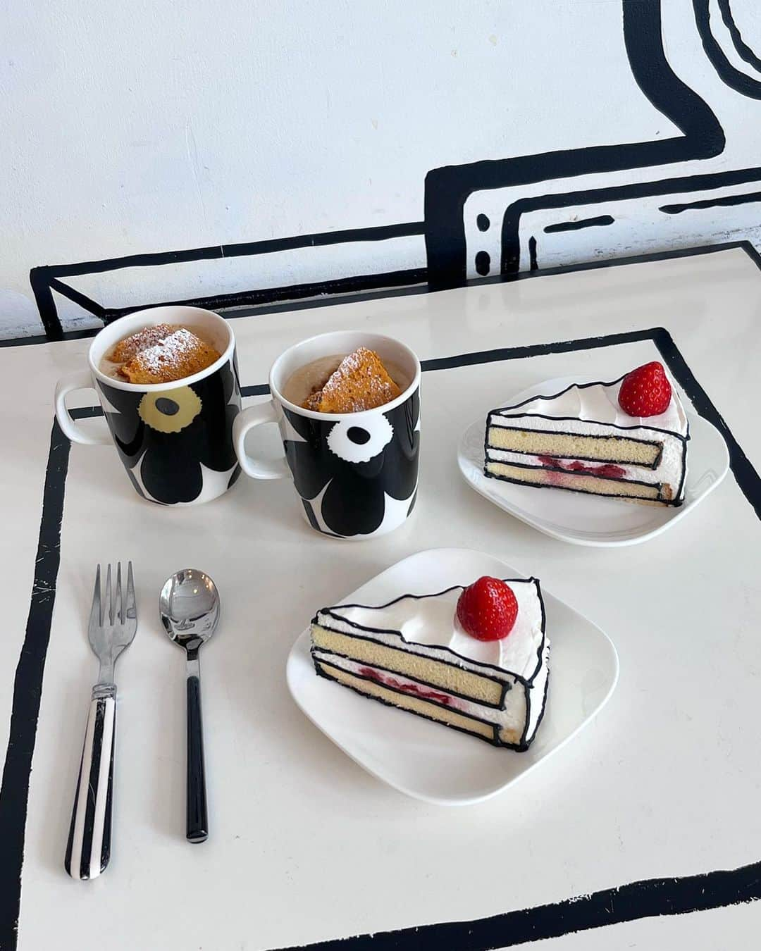 ひなたろす（佐原ひなた）さんのインスタグラム写真 - (ひなたろす（佐原ひなた）Instagram)「🍰2D CAFE 新大久保🌼 ⁡ 韓国でバズってた絵みたいな 食べれるショートケーキ🍰🍓  店内も白黒で浮き出てるみたいな世界🩶🌏 ショートケーキもふわふわだったよ🍰🎀  休日に行ったんだけど大人気でした🤭🌼  ⁡ 📍新大久保駅 徒歩3分 東京都新宿区百人町１丁目７−５ 座ビル 1 open 11:00~22:00 ⁡ #おしゃれカフェ #東京カフェ#デートカフェ #カフェデート #東京カフェ#2Dケーキ #2dカフェ  #新大久保カフェ #新宿カフェ #淡色カフェ #カフェ好きな人と繋がりたい  #韓国っぽカフェ #東京カフェ #高田馬場カフェ #表参道カフェ #銀座カフェ #代々木上原カフェ #六本木カフェ #代官山カフェ #中目黒カフェ #韓国ファッション #無機質カフェ #原宿カフェ」3月29日 18時04分 - saharahinata