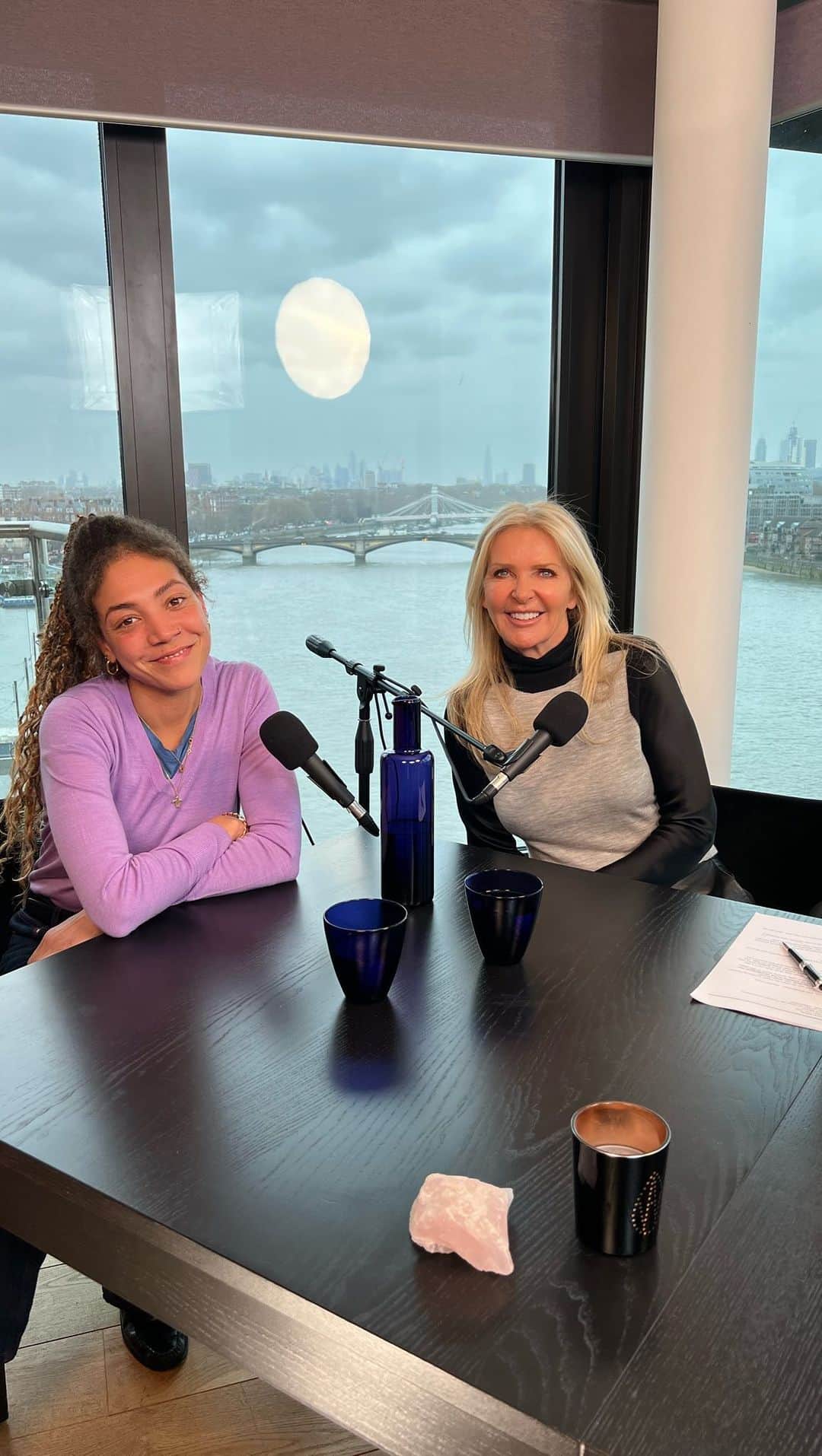 アマンダ ウェイクリーのインスタグラム：「This week I head on a sartorial journey with Broadcaster @miquitaoliver. Growing up in West London and the niece of Neneh Cherry, Miquita was surrounded by the music world …she was recruited at the tender age of 16 to present Channel 4’s cult Sunday morning pop culture show, Popworld, with Simon Amstell. In 2022 Miquita and her mother, TV chef and presenter @andioliver, featured in a BBC television series The Caribbean with Andi and Miquita. Starting out in Antigua, where they met members of their extended family, reconnected with their Antiguan heritage, and illuminated the island’s history and culture…And most recently Andi and Miquita have appeared on Celebrity Gogglebox together.   What drew me to invite Miquita on as a guest is that she has had a lifelong passion for second-hand shopping which has crystallised in recent years into a commitment to buying almost exclusively second-hand … and her stories are both endearing and inspiring…she has an encyclopaedic knowledge of fashion.   I hope you will enjoy our chat as much as I did having it…   Do download, listen, enjoy, share, subscribe (which costs nothing) and please review if you feel so inclined…   Sending love Ax  #Amandawakeley #Amandawakeleystyledna #podcast #miquitaoliver #LivesBehindTheLooks #fashiontalks」