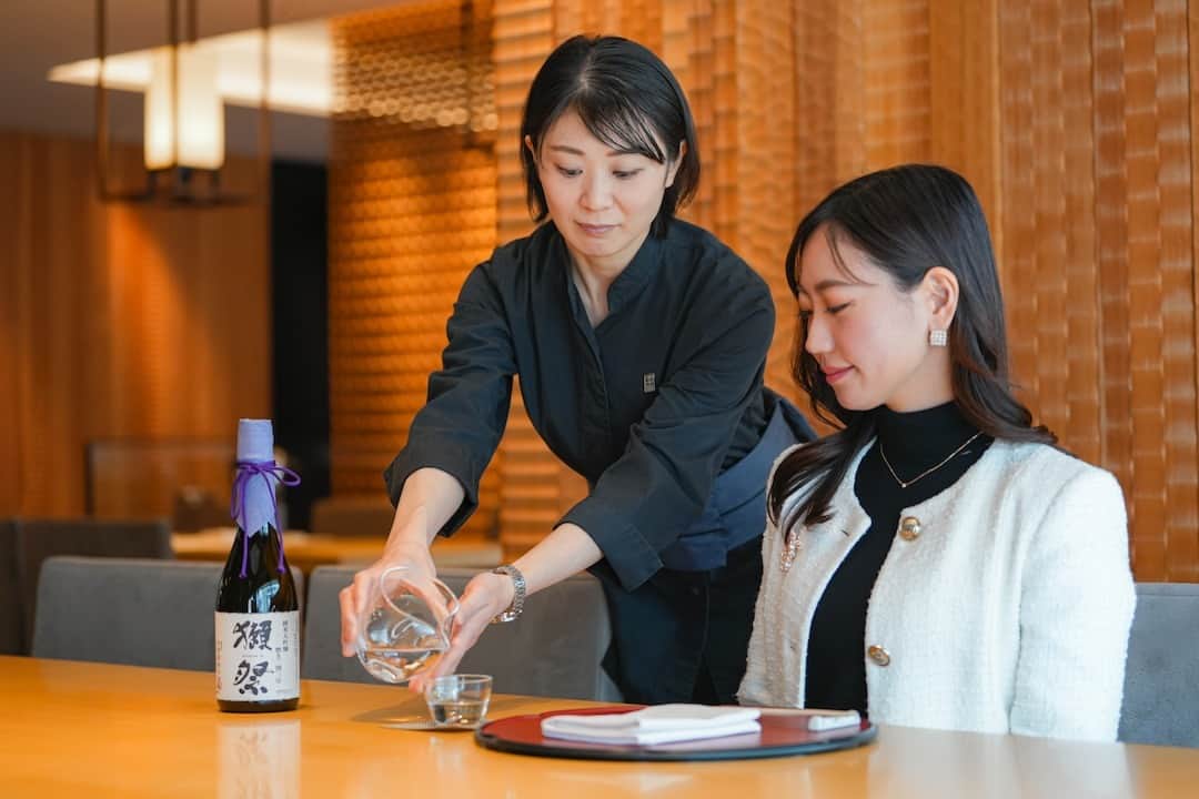 ヒルトン大阪 Hilton Osakaさんのインスタグラム写真 - (ヒルトン大阪 Hilton OsakaInstagram)「春爛漫、日一日と暖かくなってまいりました。  「川梅」では、4月21日（金）に世界中で愛されている日本酒「獺祭」とともに、春の懐石料理を堪能できるディナーイベントを開催🍶  当日は、獺祭を醸す旭酒造の四代目蔵元である桜井一宏氏をお招きし、酒造りへの情熱をお話しいただく予定です。  詳細・ご予約は @‌hiltonosaka ホームページより。  Spring has officially arrived and the weather is warming up! Join us on Friday, April 21st for a special dinner event at our restaurant "KawaUme (川梅)", where you can savor spring kaiseki cuisine paired with "Dassai(獺祭)", a beloved Japanese sake enjoyed around the world. 🍶  The event will also feature Kazuhiro Sakurai, the fourth-generation brewer of Asahi Shuzo, the company that brews Dassai, and he will be sharing his passion for sake brewing with us. For more details and to make a reservation, please visit our website at @‌hiltonosaka.  ＝＝＝  #ヒルトン大阪 #川梅 #獺祭 #懐石料理 #日本酒  #日本料理 #大阪グルメ #ホテルレストラン  #HiltonOsaka #JapaneseCuisine #Kaiseki #Sake #Dassai」3月29日 18時00分 - hiltonosaka