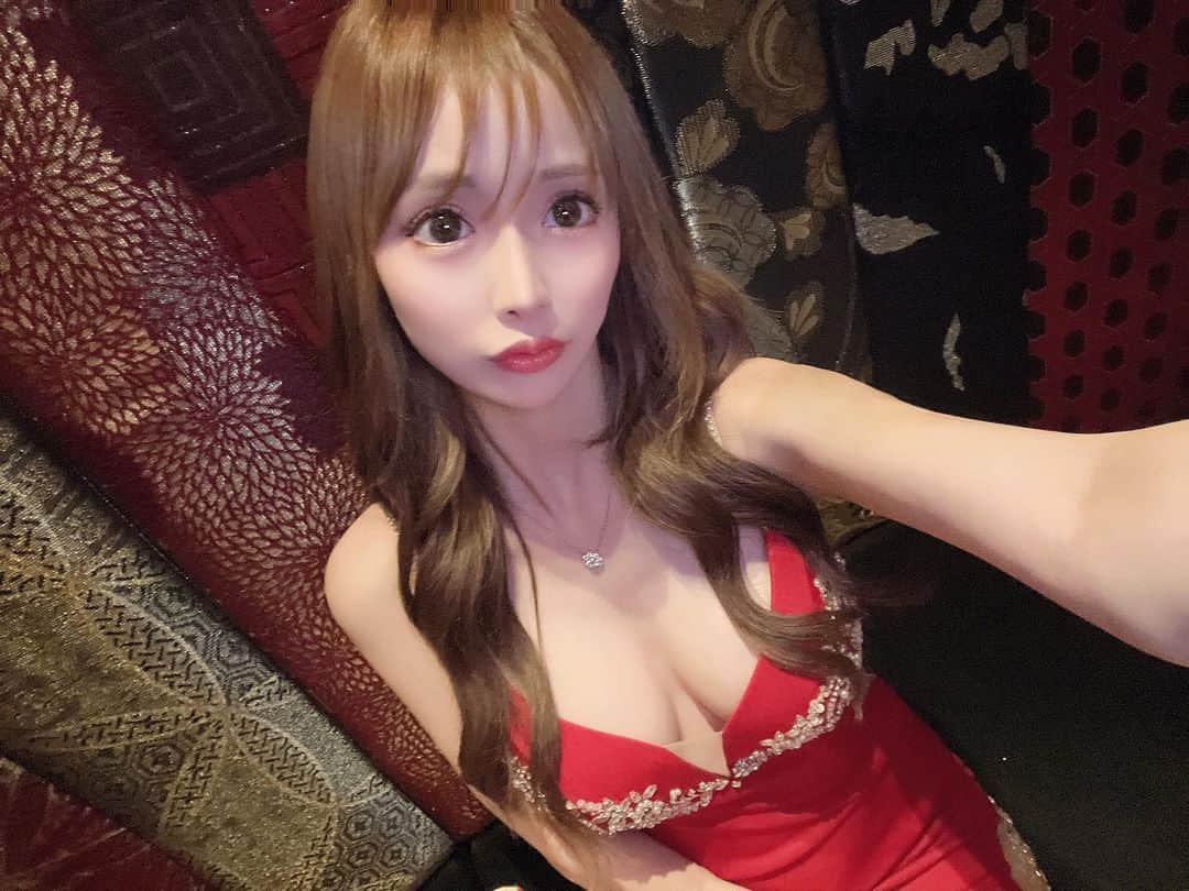黒宮ちはやのインスタグラム：「ギャルっぽさ少しずつ卒業してるw とりあえず今ワンホン系女子になりたがってる🇨🇳🤣✌️   #黒宮ちはや #小悪魔ageha #モデル #キャバクラ #キャバ嬢 #ホステス #ラウンジ #水商売 #お酒 #歌舞伎町 #新宿 #六本木 #銀座 #北新地 #ミナミ #渋谷 #すすきの #シャンパン #華灯 #ディアレスト」