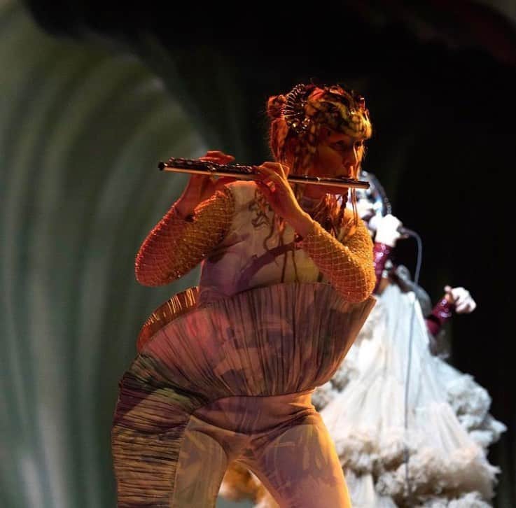 河野富広さんのインスタグラム写真 - (河野富広Instagram)「Last night epic 🤍🤍🤍🤍 cornucopia @bjork in tokyo. musicians @viibraflutes @bergurth @manudelagomusic @katiebuckleyharpist @kasimyn . photos @santiagraphy . bjork outfits @noirkeininomiya . all band outfits @balmain . all headpieces @james.t.merry . Wig and hair styling by @tomikono_wig . makeup @isshehungry . styling by @eddagud  seamstress @janadahmen_ @asdisludviksdottir . helen miraudo. thank u for your help rosemary llagostera 🖤🖤 . @onelittleindierecords @huxley」3月29日 18時04分 - tomikono_wig
