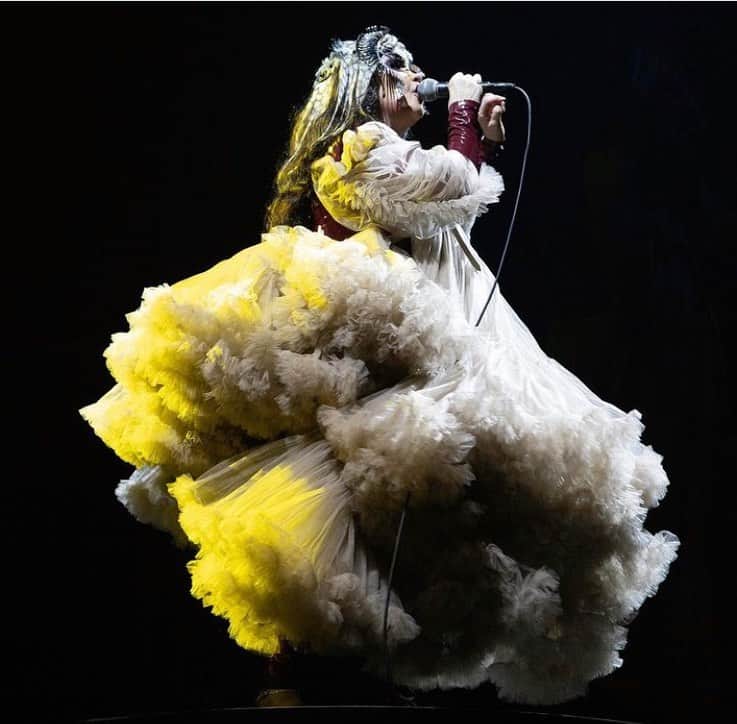 河野富広さんのインスタグラム写真 - (河野富広Instagram)「Last night epic 🤍🤍🤍🤍 cornucopia @bjork in tokyo. musicians @viibraflutes @bergurth @manudelagomusic @katiebuckleyharpist @kasimyn . photos @santiagraphy . bjork outfits @noirkeininomiya . all band outfits @balmain . all headpieces @james.t.merry . Wig and hair styling by @tomikono_wig . makeup @isshehungry . styling by @eddagud  seamstress @janadahmen_ @asdisludviksdottir . helen miraudo. thank u for your help rosemary llagostera 🖤🖤 . @onelittleindierecords @huxley」3月29日 18時04分 - tomikono_wig