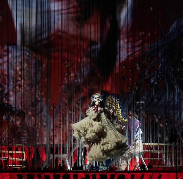 河野富広さんのインスタグラム写真 - (河野富広Instagram)「Last night epic 🤍🤍🤍🤍 cornucopia @bjork in tokyo. musicians @viibraflutes @bergurth @manudelagomusic @katiebuckleyharpist @kasimyn . photos @santiagraphy . bjork outfits @noirkeininomiya . all band outfits @balmain . all headpieces @james.t.merry . Wig and hair styling by @tomikono_wig . makeup @isshehungry . styling by @eddagud  seamstress @janadahmen_ @asdisludviksdottir . helen miraudo. thank u for your help rosemary llagostera 🖤🖤 . @onelittleindierecords @huxley」3月29日 18時04分 - tomikono_wig
