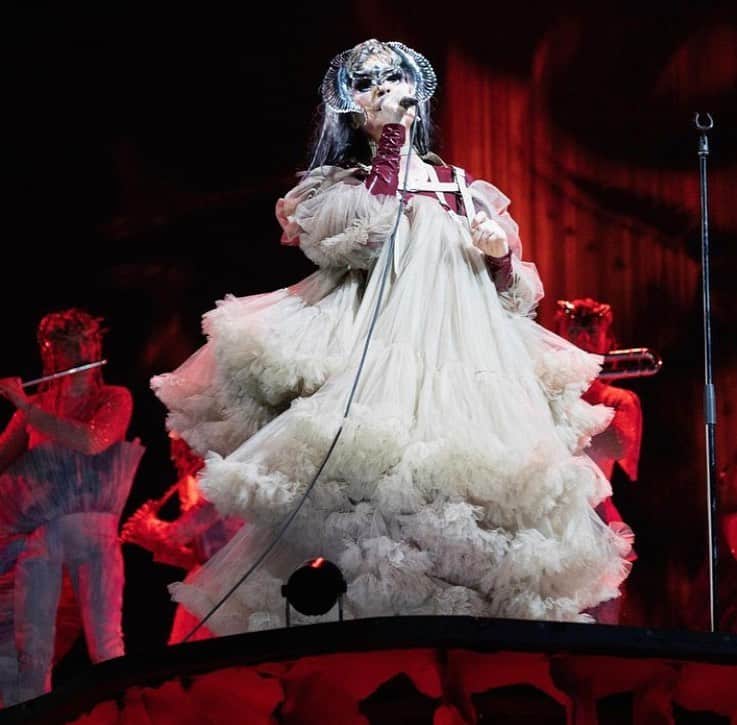 河野富広さんのインスタグラム写真 - (河野富広Instagram)「Last night epic 🤍🤍🤍🤍 cornucopia @bjork in tokyo. musicians @viibraflutes @bergurth @manudelagomusic @katiebuckleyharpist @kasimyn . photos @santiagraphy . bjork outfits @noirkeininomiya . all band outfits @balmain . all headpieces @james.t.merry . Wig and hair styling by @tomikono_wig . makeup @isshehungry . styling by @eddagud  seamstress @janadahmen_ @asdisludviksdottir . helen miraudo. thank u for your help rosemary llagostera 🖤🖤 . @onelittleindierecords @huxley」3月29日 18時04分 - tomikono_wig