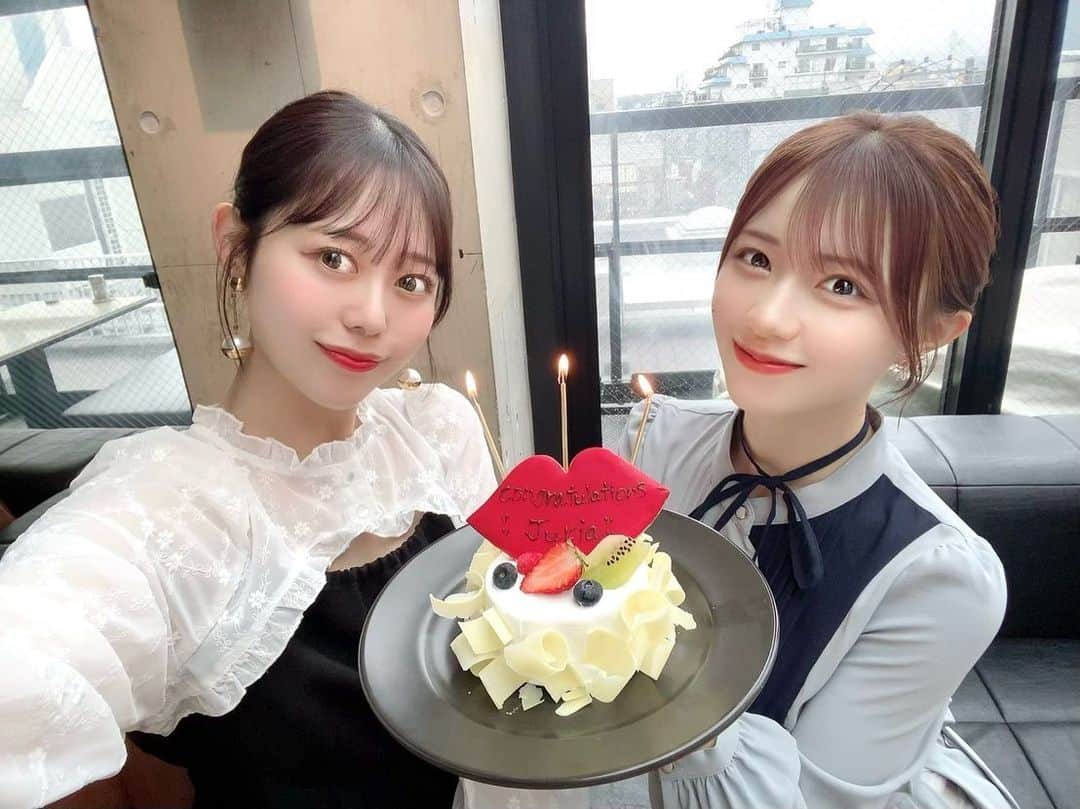 のインスタグラム：「☻☺︎☻☺︎🎂💐 ・ ちひろがドラマ決定のお祝いをしてくれました⸜( ˶´ᵕ`˶ )⸝ サプライズするの好きな人だけど こうしてされるのは初めてですごく嬉しかったなぁ...泣 ・ ちひろは後輩だけど同い年だから頼りにする部分とか 支えられてる所が最近は特に多くて､それも相まって感動した😢 ・ お祝いの気持ちってこんなにも幸せなのね😌💐 これからも忘れないでおこう ・ ほんとありがとう😭💗 ・ ・ ・ ・ #ブランチ #サプライズ #サプライズケーキ #表参道 #ランチ #フォローミー #brunch #fashion #daily #cute #hair #girl #instafollow #ootd #followme #qhoto #japanese #instagood #좋아요그램 #셀카그램 #좋아요반사  #팔로우 #맞팔 #소통 #좋아요 #셀카  #팔로우미#전신 #귀여워」