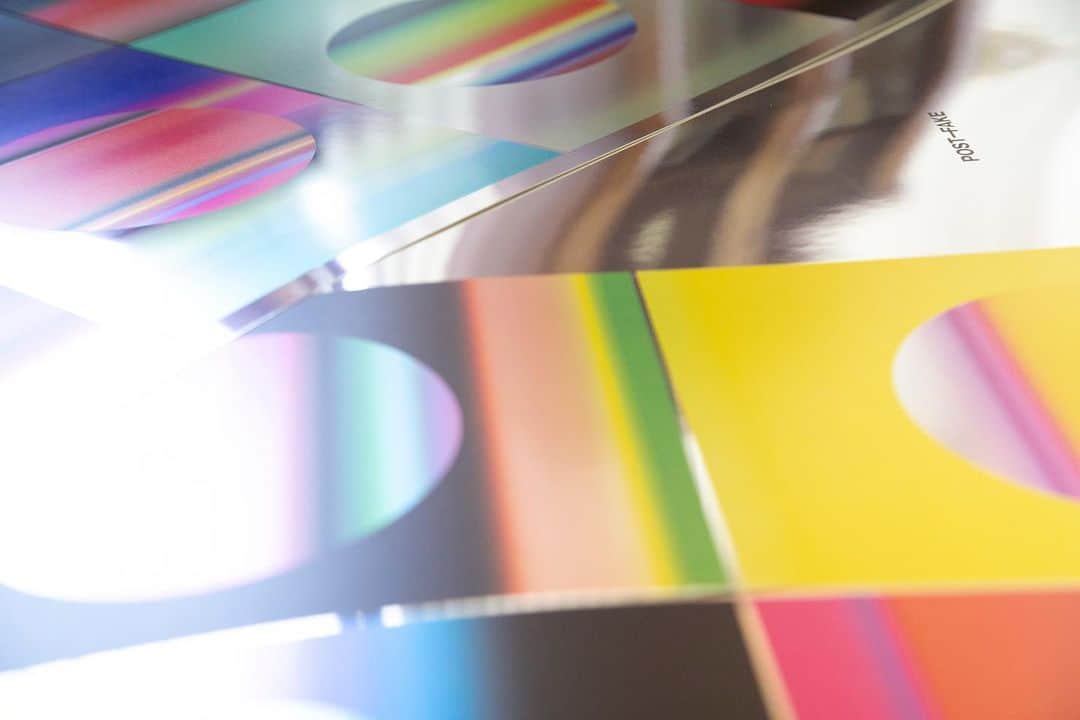 YOSHIROTTENのインスタグラム：「SUN BOOK Printing factory in kyoto  🌞📚  リリースする本は日本最高峰 サンエムカラーのプリンティングディレクター松井会長と一緒に 作りました カバーはメタリックな紙に4kオフセットプリント 中面はジェットプレスという 超美しい仕様になっております」