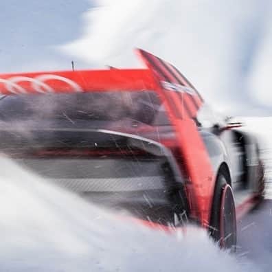 アウディ ジャパンさんのインスタグラム写真 - (アウディ ジャパンInstagram)「伝説のラリードライバーに思いを馳せる。  Audiファクトリードライバー マティアス・エクストローム(@mattiasekstromracing)が、1月に亡くなった友人ケン・ブロックとの約束を果たす。 スイス ダボス山脈の頂上にてAudi S1 e-tron quattro Hoonitronで氷上をドリフト走行。  #Audi #FutureIsAnAttitude #S1Hoonitron  *Audi S1 e-tron quattro Hoonitronはプロのドライバーによって専用のサーキットでのみ運転できる車両です。市販モデルではありません。」3月29日 18時07分 - audijapan