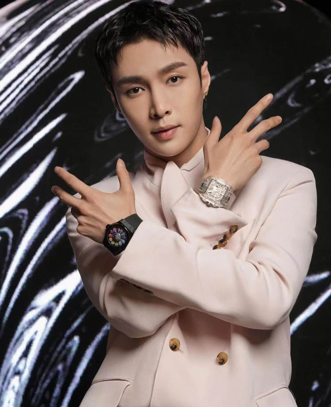 レイ のインスタグラム：「The passion for Hublot watches brought #HublotAmbassador @layzhang to discover the brand’s booth at Watches & Wonders 2023 in Geneva. During the visit the artist explored novelties and delved into the heart of the Art of Fusion.  #Hublot #watchesandwonders2023 #HublotFamily  Photo by @stephanefeugerephotography」