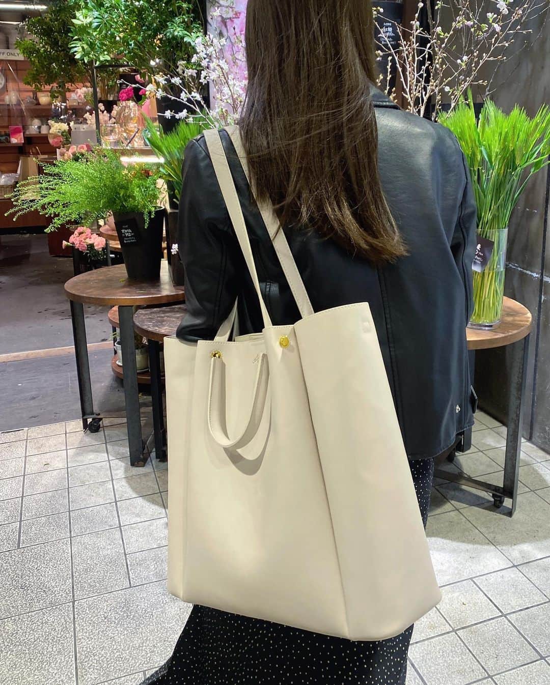 renさんのインスタグラム写真 - (renInstagram)「・ ・ #れんの服  珍しく大きめのバッグを持った日👜 持ち手が長いってすごく助かるよね🤤  👜 @acka_official  #acka  ・ ・」3月29日 18時12分 - _reeen_