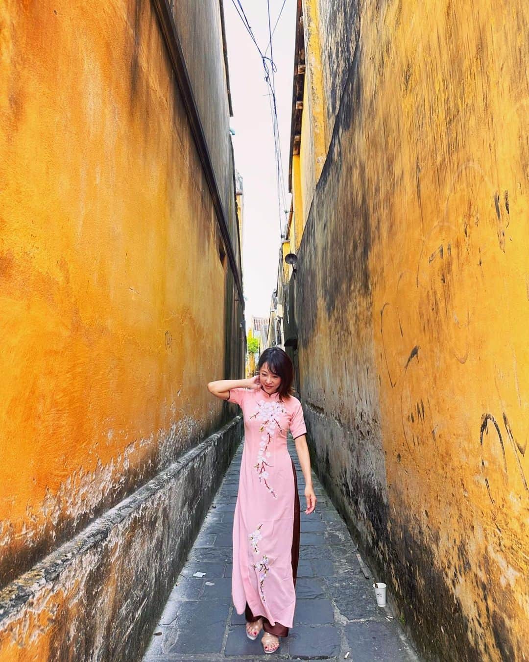 上本昌代さんのインスタグラム写真 - (上本昌代Instagram)「（しつこい）アオザイシリーズ🇻🇳 ピンクはとても好きな色なのですが顔に合わせると派手になりすぎるので普段は我慢して着ないけどアオザイでチャレンジ。 2枚目はホテルのお姉さんがフロントで撮ってくれました。謎のいらっしゃいませ感が😂 自分大好きなので完全な自己満足😜  #vietnam #ホイアン #hoian #アオザイ #aodai #travelgram #旅女 #旅の備忘録 #🇻🇳 #自分大好きシリーズ #私より私を好きな人募集中」3月29日 18時15分 - masayomai