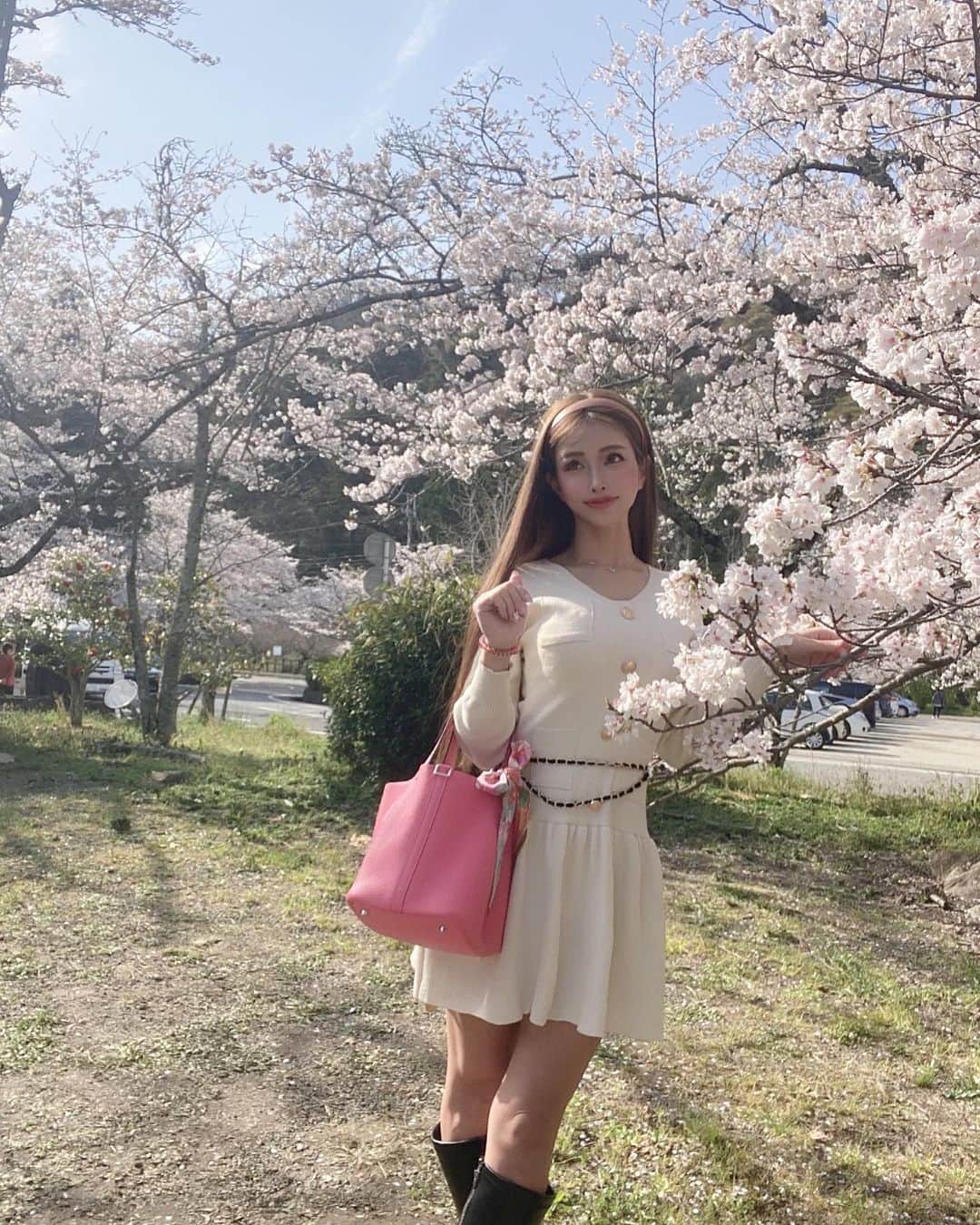 のインスタグラム：「. . 🌸🌸🌸🌸🌸 最近あったかくてお花見日和😍 太陽🌞が眩しくて ボツ写真多め🤣  この日のワンピース👗は @lea_skyshop_  . . . . . . . . #桜#お花見 #根来寺 #🌸  #ワンピースコーデ  #ワンピース #👗」
