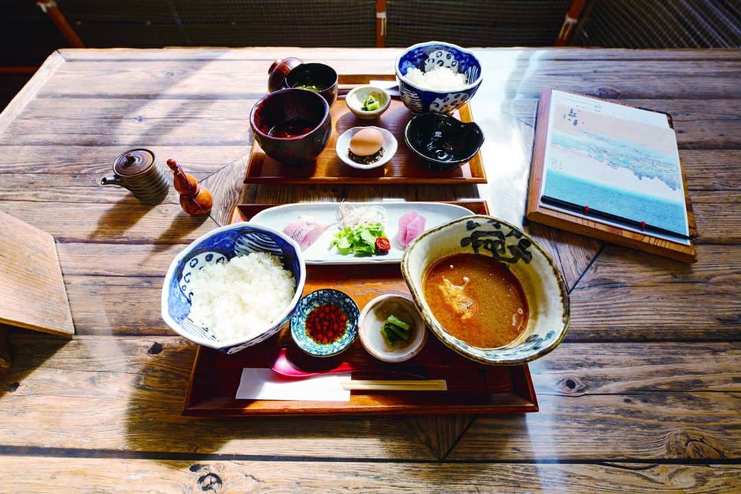 江の島・鎌倉 ナビさんのインスタグラム写真 - (江の島・鎌倉 ナビInstagram)「江ノ島小屋  朝8時から、海の幸。 新鮮なお魚の旨味がギュッ！と詰まったお食事をいただけます。 いちにちの始まりから、江の島を満喫できる贅沢なお店です。  #江ノ島小屋 #朝活 #江ノ島グルメ #江ノ島モーニング #江ノ島 #江の島　#鎌倉 #江の島鎌倉 #江ノ電 #enoden #enoshima #kamakura  #enoshimakamakura #kanagawa #japan #絵はがきになる日常を   Webサイト「江の島・鎌倉ナビ」でもいつ訪れても楽しめる江の島・鎌倉の魅力をたっぷりお伝えしています♪プロフィール欄のURLよりアクセスください☺ @enokama」3月29日 18時17分 - enokama