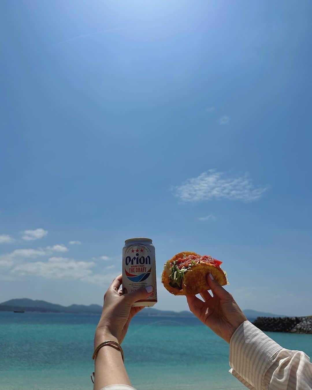 石田一帆さんのインスタグラム写真 - (石田一帆Instagram)「. 春休みで沖縄にきてます🌸  最高の海日和の1日でした。 沖縄きたら必ず行く和タコスをテイクアウトして オリオンビールと共に砂浜で食べる。 これがお決まりコースでございます🌮🍻  個人的沖縄タコスno.1です。大大大好き。 さっと揚げた皮に(重すぎない◯) THEサルサぽくない、トマト玉ねぎにんにくと 辛さがぐっとくるソースが最高においしいのです。 そしてかなーりボリューミーなのにコスパ💯 名護方面行った際には是非食べてほしい🤤  #ik_travel#ik_okinawa#okinawa#okinawatrip#nago#trip#travel#和タコス#21世紀の森ビーチ#沖縄タコス#名護グルメh沖縄グルメ#沖縄旅行#南国旅行#沖縄#南国」3月29日 18時17分 - ishidakazuho