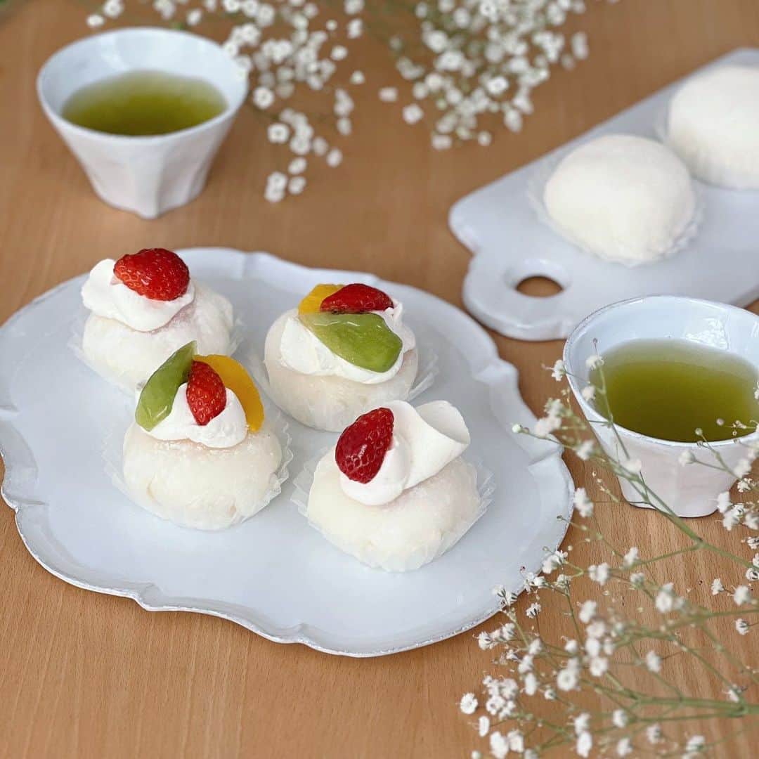のインスタグラム：「. . 関東限定店舗販売 🌸堂島生大福🌸  . 柔らかな「求肥」で堂島ロールのクリーム と粒餡、今が旬の甘い苺やカラフルな フルーツ、苺、キウイ、オレンジを包みました。  . 温かい緑茶と共にぜひ生大福を手で 持ってお口へ。 柔らかさな感触と滑らかな美味しさが お口いっぱいに広がります。  . 堂島クリーム生大福  378円 堂島いちご大福  432円 堂島フルーツ生大福  432円　  #堂島ロール #dojimaroll  #モンシェール #moncher #生大福 #大福」