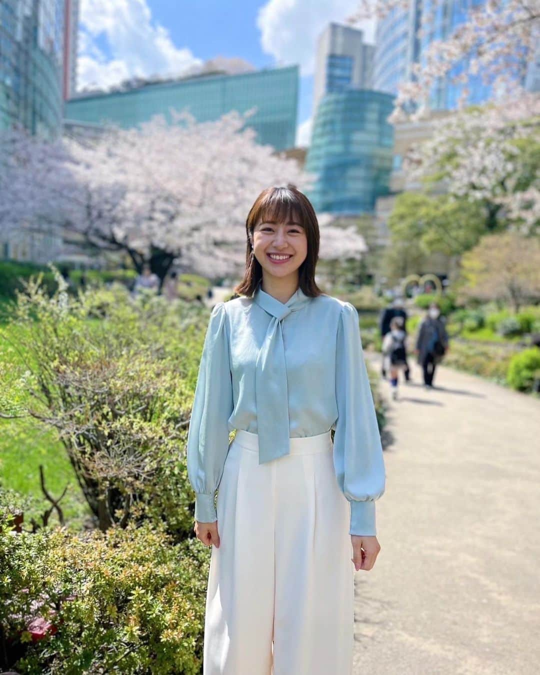 林美沙希さんのインスタグラム写真 - (林美沙希Instagram)「. やっと桜の写真を撮ることが出来ました🌸🌸 . 東京は桜の満開が発表されてからの日照時間が過去30年で最も少ないそうです。今日は至る所でお花見を楽しむ人の姿が見られましたね☺️  #annニュース #ワイドスクランブル #林美沙希 #衣装 #桜 #毛利庭園」3月29日 18時19分 - misaki0hayashi