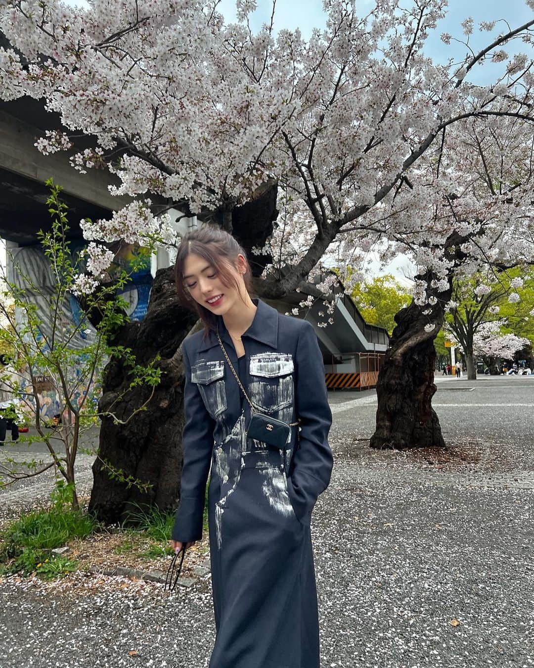 井手上漠さんのインスタグラム写真 - (井手上漠Instagram)「桜の下でファッショニスタ。 あと関係ないけど、私の１番の魅力を教えてほしいです。」3月29日 18時20分 - baaaakuuuu