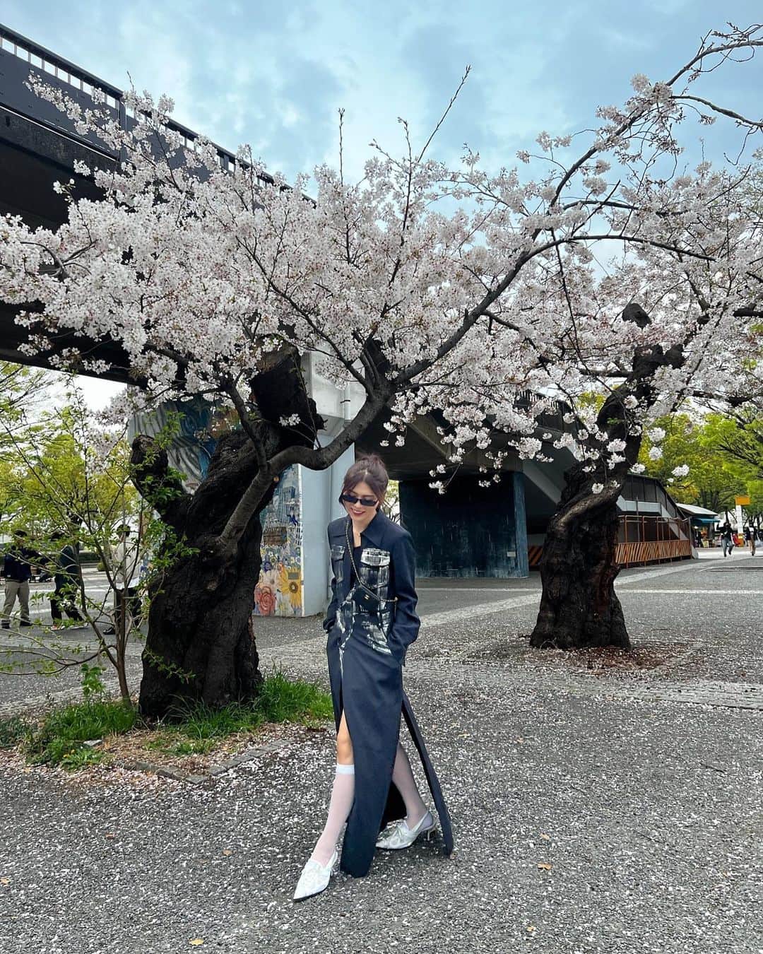 井手上漠さんのインスタグラム写真 - (井手上漠Instagram)「桜の下でファッショニスタ。 あと関係ないけど、私の１番の魅力を教えてほしいです。」3月29日 18時20分 - baaaakuuuu