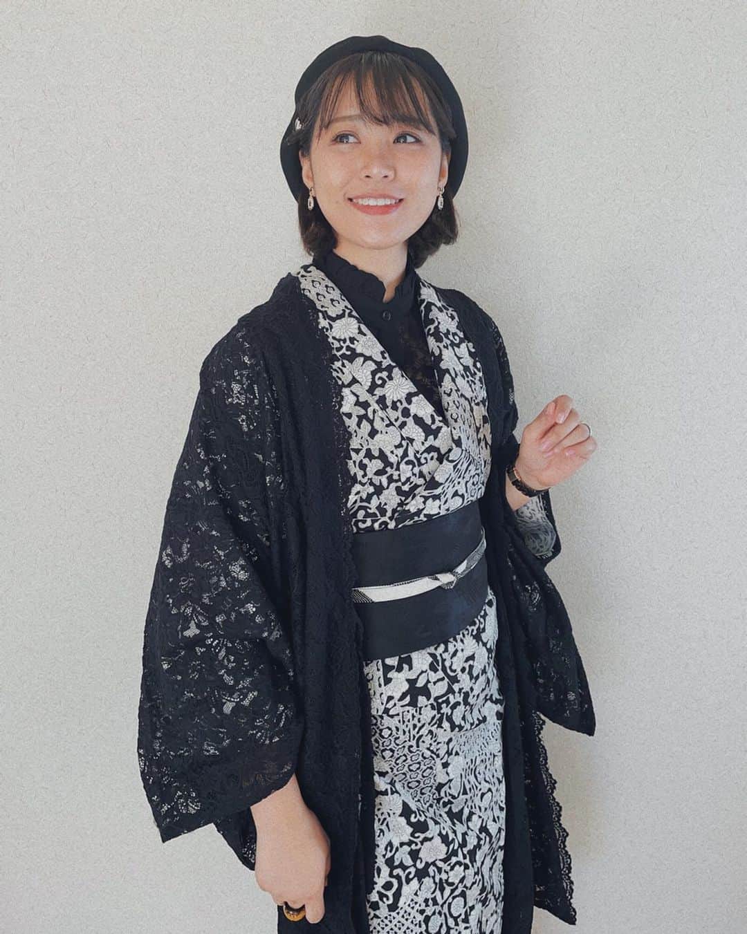 二宮愛のインスタグラム：「#今日のお着物 渋谷ヒカリエで開催されている展示会へ行ってきました🌸  3/29-4/4 渋谷ヒカリエ8F 入場無料 ウクライナ出身画家 @zoiaskoropadenko さんと テンペラ画家 @the_kinasketch さんの 作品展示&販売『SAKURA』  素敵な絵がたくさん！ ゾイアさんの描く桜、キナの描く桜、どちらも素敵だった🌸  ・花唐草模様の正絹の単衣 ・黒の半幅 ・付け襟&ベレー帽 ・総レース道中着  #モノトーンのすヽめ #和洋折衷 #着物好き #着物生活 #着物女子 #着物コーデ #和洋折衷コーデ  #着物 #kimono #きもの #和装 #着物コーディネート #和服 #japan #アンティーク着物 #👘 #着物コーデ #日本 #キモノ #和 #今日の着物 #モノトーンコーデ #モノトーン #モノトーン着物」