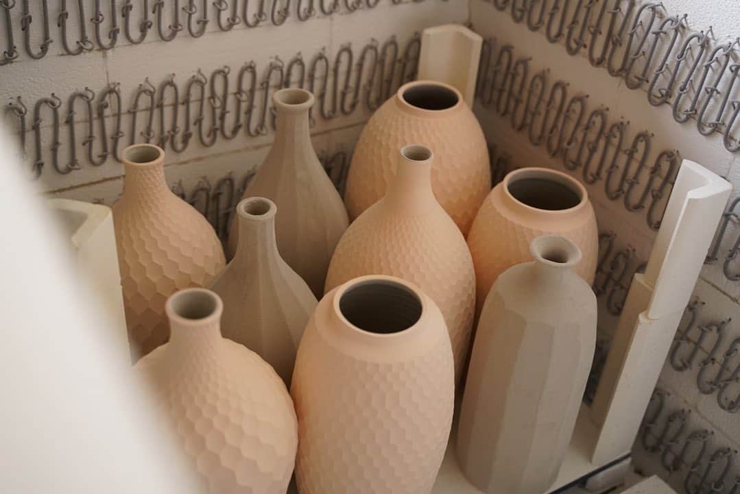 阿部春弥さんのインスタグラム写真 - (阿部春弥Instagram)「・ Vases. Loading. ・ 花器を窯詰 ・ #花器#vase#pottery#porcelain#ceramics」3月29日 18時20分 - abe_haruya