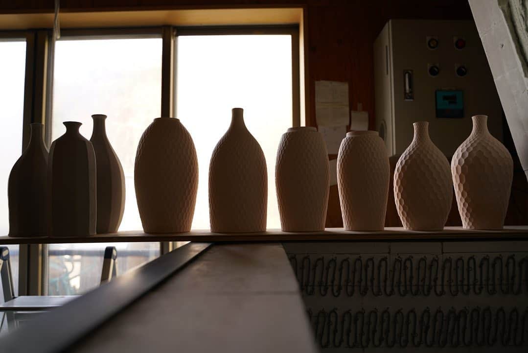阿部春弥さんのインスタグラム写真 - (阿部春弥Instagram)「・ Vases. Loading. ・ 花器を窯詰 ・ #花器#vase#pottery#porcelain#ceramics」3月29日 18時20分 - abe_haruya