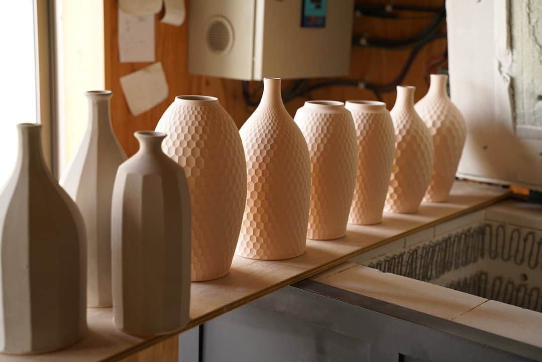 阿部春弥のインスタグラム：「・ Vases. Loading. ・ 花器を窯詰 ・ #花器#vase#pottery#porcelain#ceramics」
