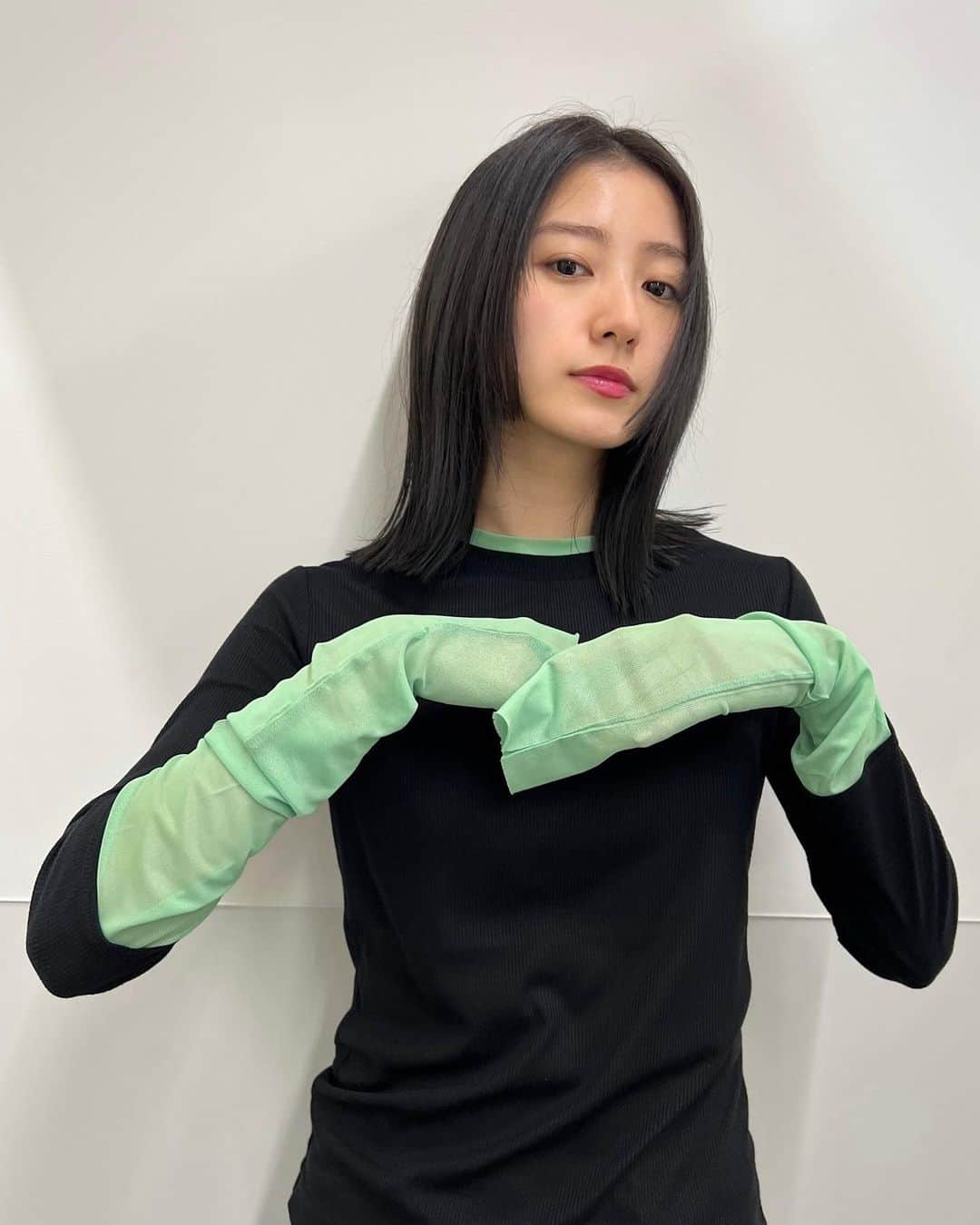 高田里穂のインスタグラム：「✂️💭〰️🟩👶🏻」