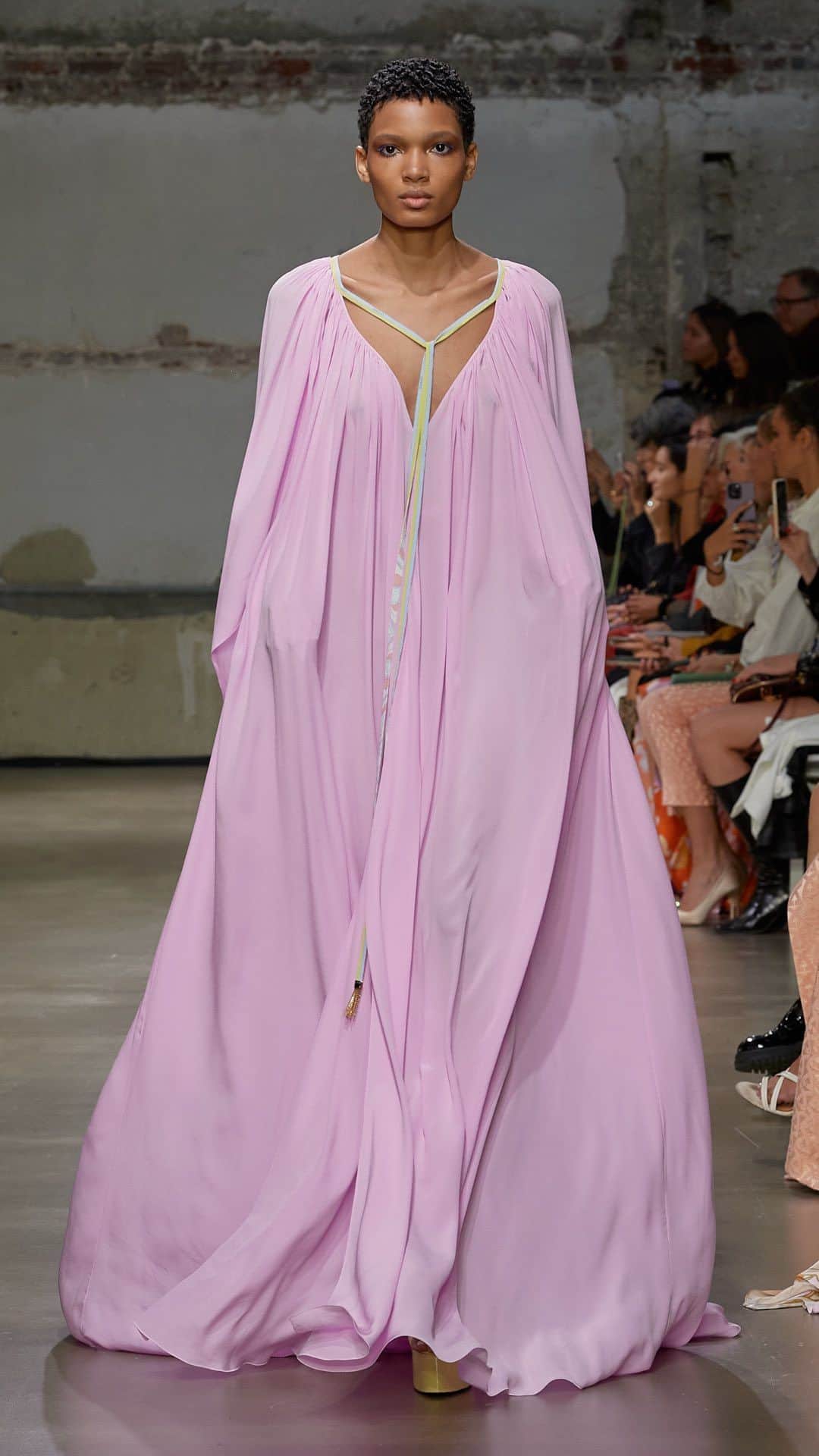 のインスタグラム：「LEONARD PARIS présente « The Lagoon », sa collection printemps-été 23. ** LEONARD PARIS presents « The Lagoon », its spring-summer 23 collection.   #LEONARD #LEONARDPARIS #LeonardSS23 #SS23 #SpringSummer23 #LeonardFashionShow」