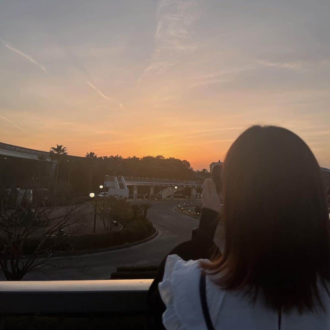 内田彩さんのインスタグラム写真 - (内田彩Instagram)「🧡🐹🧡  3/27は弥生ひなのお誕生日🎊  この夕日を撮る私の写真は、チムム役の引坂理絵ちゃんが撮ってくれました☺️🫶  ひな色に染まる素敵な写真🧡  この日は、斎賀さんが我ら食いしん坊達を美味しいお店に連れていってくれる、食べる会でした🥰  お腹も心も幸せ…🥖  #プリティーシリーズ  #プリマジ」3月29日 18時31分 - aya_uchi_da