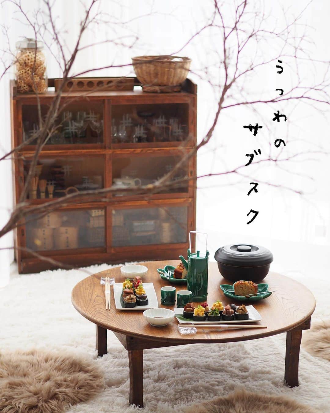 こころのたねのインスタグラム：「⢀⢄ ．．⢄ ⢀𖧧 巻き寿司に、刻んだ作り置きおかずをのせた 少し早めのお夕飯。 ⁡ 𖧷のっけ寿司 （だし巻き玉子・塩タン・椎茸とごぼうの旨煮・梅の山芋短冊・じゃことあみえびのピーマン炒め） 𖧷醤油麹と七味のしっとりケーキ 𖧷日本酒 ⁡ この日はたち吉 @tachikichi_kyoto 様の サブスクうつわ「たけなわセット」に盛り付けて✧ ⁡ ＼たち吉のうつわサブスク／ うつわのサブスクとは、月々定額のお支払いで 既にコーディネートされた各コースのうつわセットを ご家庭でご使用いただけるサービスです。 ⁡ 【うつわのサブスク・こんな方におススメ】 ✔︎手軽にたち吉のうつわを使ってみたい ✔︎食器集めは好きだけど、あまりモノを増やせない ✔︎うつわ選び・コーディネートをお任せしたい ✔︎ちょっと良いうつわを普段使いしてみたい など… ⁡ 万が一、使用中にうつわが割れてしまっても 破損補償（うつわセットにより条件あり）がついてるから 安心してお使いいただけます✨ ⁡ 初回は特別価格の 550円（全コース一律/税込）でご利用可能✧ おふきんも1枚プレゼント♪ この機会にぜひ☺️ ⁡ サブスクの詳細とお申し込みは、 たち吉様のサブスクページへ。 ▶︎ https://subsc.tachikichi.jp/ ストーリー、またはハイライトの𓉿マークからも 飛べるのでチェックしてみてくださいね。 @kokoronotane ⁡ 醤油麹と七味のしっとりケーキレシピも のちに掲載される予定ですのでそちらも併せてどうぞ♪ @tachikichi_kyoto ⁡ ⁡ たち吉×こころのたね。 タイアップ投稿中✨ ．．⢄ ．．⢄ ⢀⢄ ．⢀𖧧」