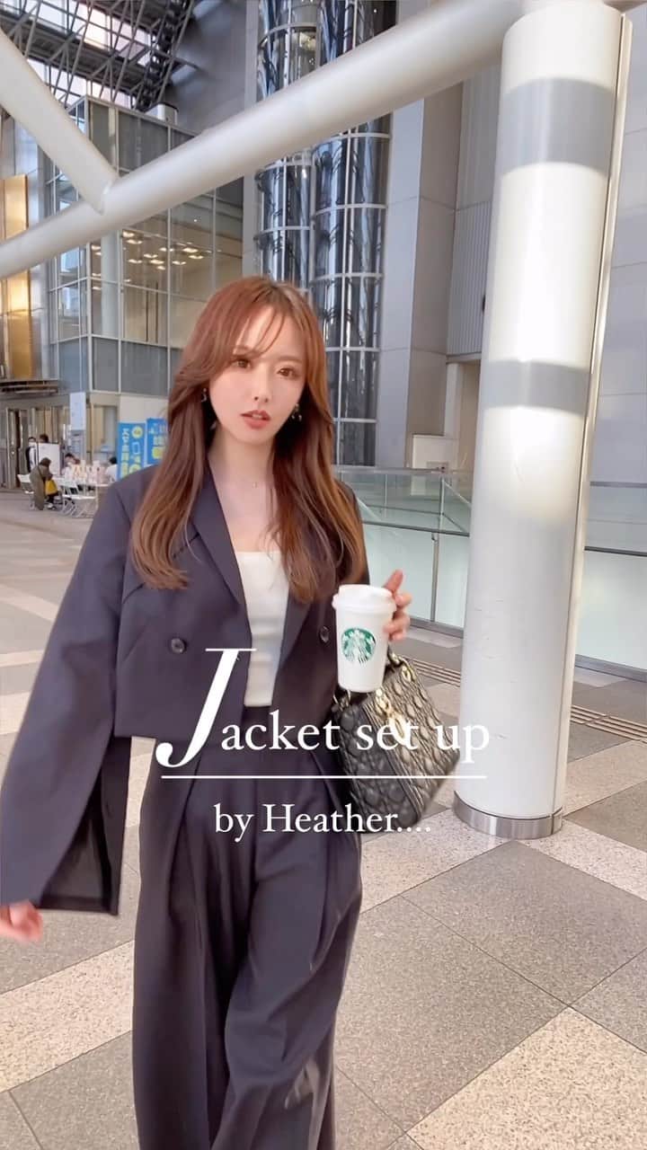 あやかさんのインスタグラム：「お気に入り過ぎるジャケットセットアップコーデ♡ 韓国ヘアと合わせるだけで雰囲気ぐっと出るし 袖のスリットはボタンで開閉できるし ショート丈とハイウエストの脚長デザインのスラックスがめっちゃスタイルよく見える♡  サラッストンっとした素材なのでがっしりして見えないのもお気に入り。 ジャケットセットアップ気に入ったので他にも着たいけど、 めっちゃ骨ストなのでガンダムにならないジャケットを選ぶ必要がある🥲 私はZARAは結構事故るよ🥲  #ヘザー #heather #ジャケットコーデ #セットアップコーデ #ジャケットセットアップ #zozotown購入品 #美脚パンツ #スタイルアップコーデ #韓国ファッション #韓国ヘア #ヨシンモリ #エギョモリ #アラサーコーデ #仙台」