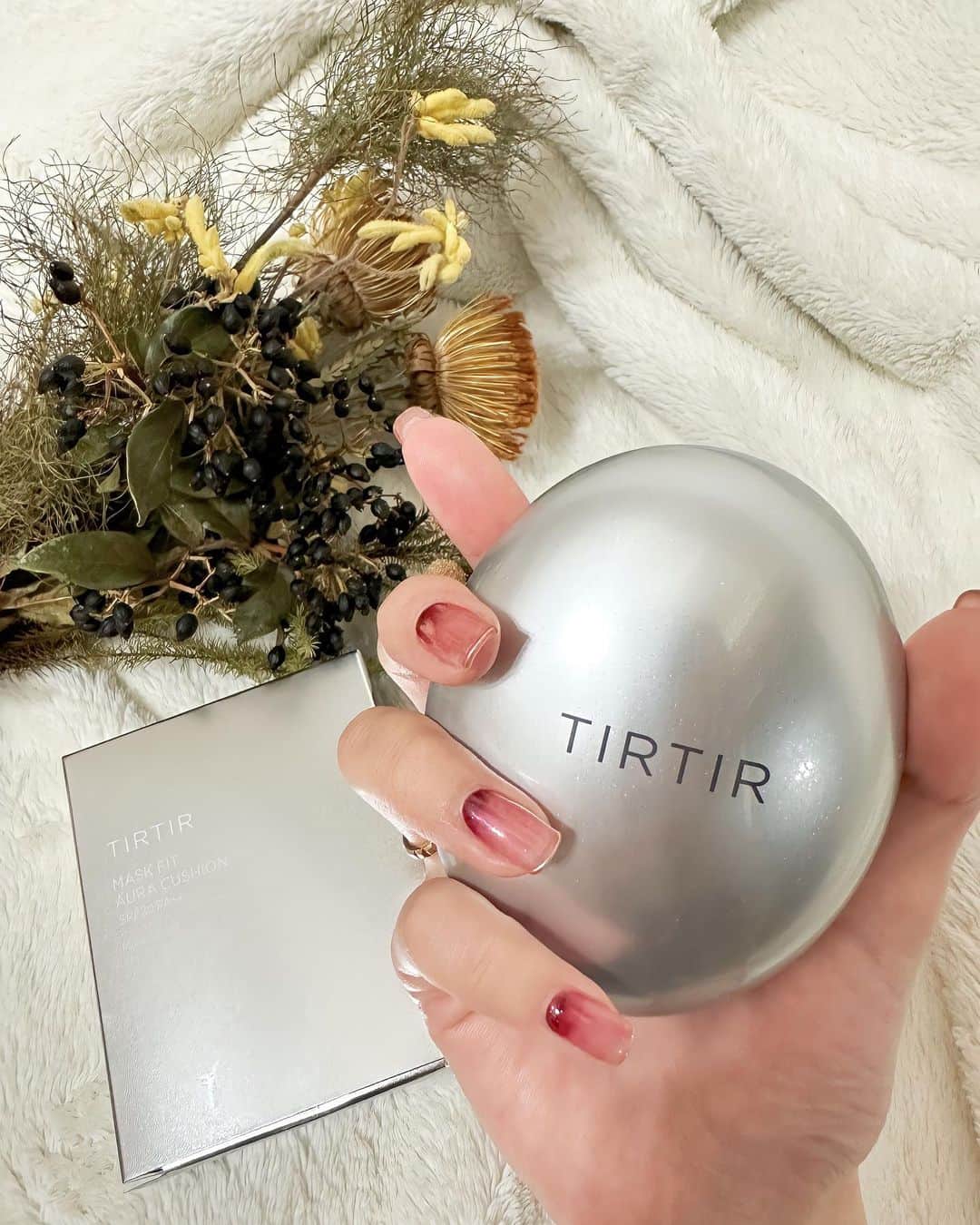 一ノ瀬恋のインスタグラム：「@tirtir_jp_official のマスクフィットシリーズから新商品😍❤️ 使ってみたんだけどかなりタイプな水光肌になった✨ しっとりしてて時間がたっても崩れにくかった🫶  この間ゲットしたマスクフィットサンクリームの上に使ってる❤️  #最強ベース #マスクフィット #マスクフィットシリーズ #マスクフィットオーラクッション　#TIRTIR #sponsored」