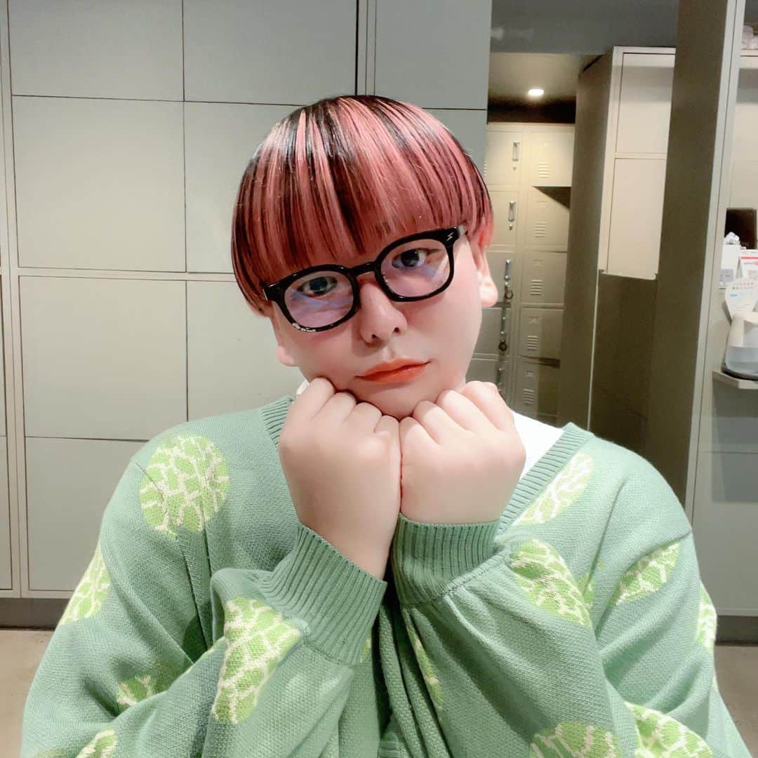 ぴぐもんのインスタグラム：「お久しぶりです！ 髪色変えました！🌸 姉の結婚式もあるので春カラー💓  色落ちが楽しみな色なので長期間楽しみがあります♡そんな要望にも答えてくれる優しいけんごいつもありがとう😉  シャンプートリートメント ドライヤー前のトリートメントも必需品です💇‍♀️ここで揃えています🫡  #加工しぬ #でもちょっと体調崩して痩せた #いつも苦しいタオルが余裕だった #まじ進歩 #けんご今日朝早くて眠そうだった #膝枕してあげようかと思ったけど #膝太すぎて首壊すね #事実上の離婚 #辛」