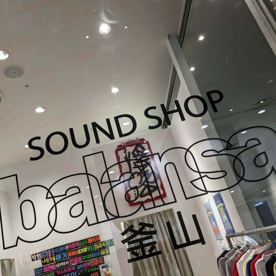 smartのインスタグラム：「韓国の人気のショップ『SOUND SHOP balansa』 @soundshop_balansa のポップアップが渋谷PARCO1Fで開催中！ 素敵なお店だったのでシェアします❤️‍🔥 本国でも大人気のロゴアイテムもTシャツやキャップをはじめ、たくさんありましたよ👍  4月2日（日）までなのでお見逃しなく！  #渋谷PARCO #balansa #釜山」