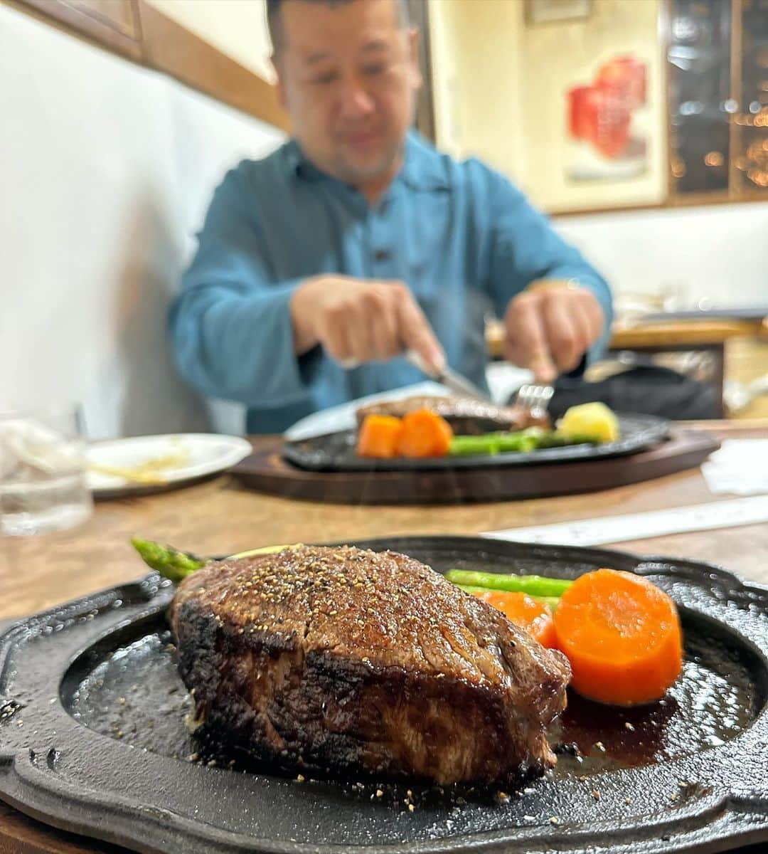 宮川大輔さんのインスタグラム写真 - (宮川大輔Instagram)「美味しそうー！ 元気になって良かったわ。 お肉一緒に食べられたわ。 今からあんぎゃートークイベント。」3月29日 18時30分 - miyagawadai