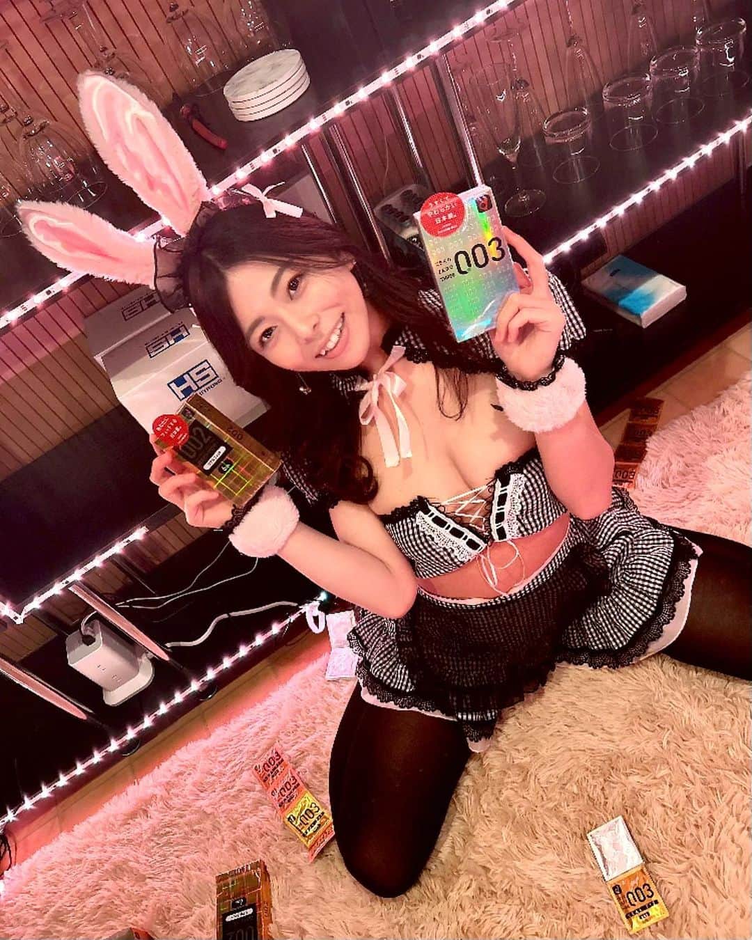 岬あずささんのインスタグラム写真 - (岬あずさInstagram)「いらないよねっ！ ぽーい🏩💓 ⁡ #バニー  #bunny  #コスプレ  #うさぎ  #costume  #BAR」3月29日 18時30分 - azu_misaki