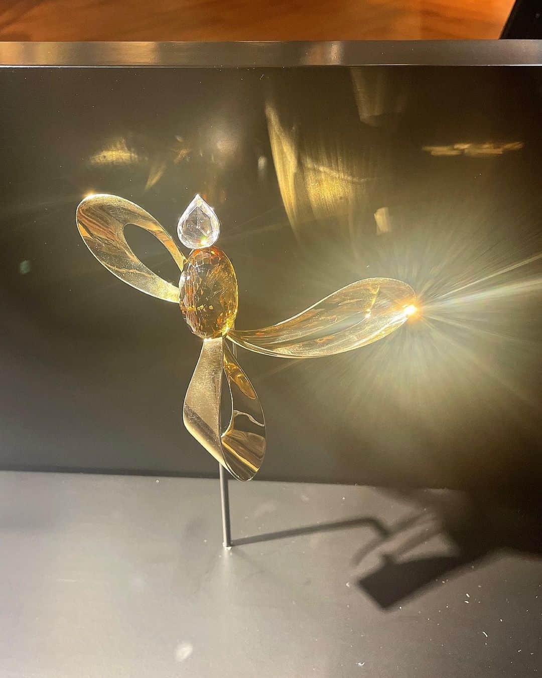 理絵さんのインスタグラム写真 - (理絵Instagram)「インターメディアテク開館十周年記念特別展示『極楽鳥』  なんだか上手く撮れない...キラキラ輝きが凄すぎて私のスマホがやる気をなくしました💎  主催： 東京大学総合研究博物館＋レコール ジュエリーと宝飾芸術の学校 協力： 山階鳥類研究所 協賛：ヴァン クリーフ＆アーペル  #インターメディアテク #intermediatheque #ヴァンクリーフアーペル #博物館 #東京大学 #kitte #ジュエリー #宝石 #理絵アート #rie_love_art」3月30日 11時30分 - ____rie____