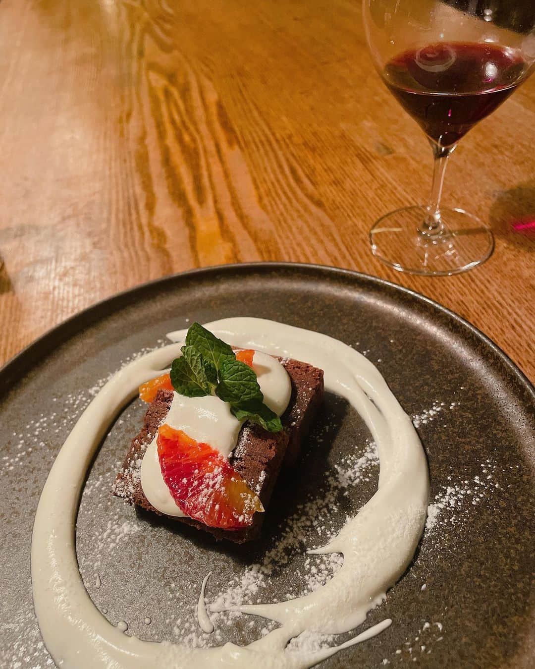 餃子のりさちゃんさんのインスタグラム写真 - (餃子のりさちゃんInstagram)「代官山にあるイタリアン🇮🇹  メニューはその日おすすめの食材を書いた黒板のみ！ 気分に合わせたオーダーメイドのイタリアン🇮🇹  イタリアンでは珍しいカウンター席から料理してるところを見れるライブ感！！👏  オリジナルパスタがめちゃくちゃおいしかったよ〜🍝  色んな食材の中から 選んでパスタを作ってくれるの楽しすぎるっ💖  お店の雰囲気も良くて デートにも女子会にもｵｽｽﾒ🍻💖  グラスワインの種類も多くて ワイン好きさんにもｵｽｽﾒです♡  ✍️https://tabelog.com/tokyo/A1303/A130301/13136881/  #オステリアウララ　  #渋谷グルメ　#渋谷ディナー　#代官山ディナー　#代官山グルメ　#渋谷イタリアン　#代官山イタリアン #ラルフローレン #polo #Supported」3月29日 18時36分 - risa_gyozasuki