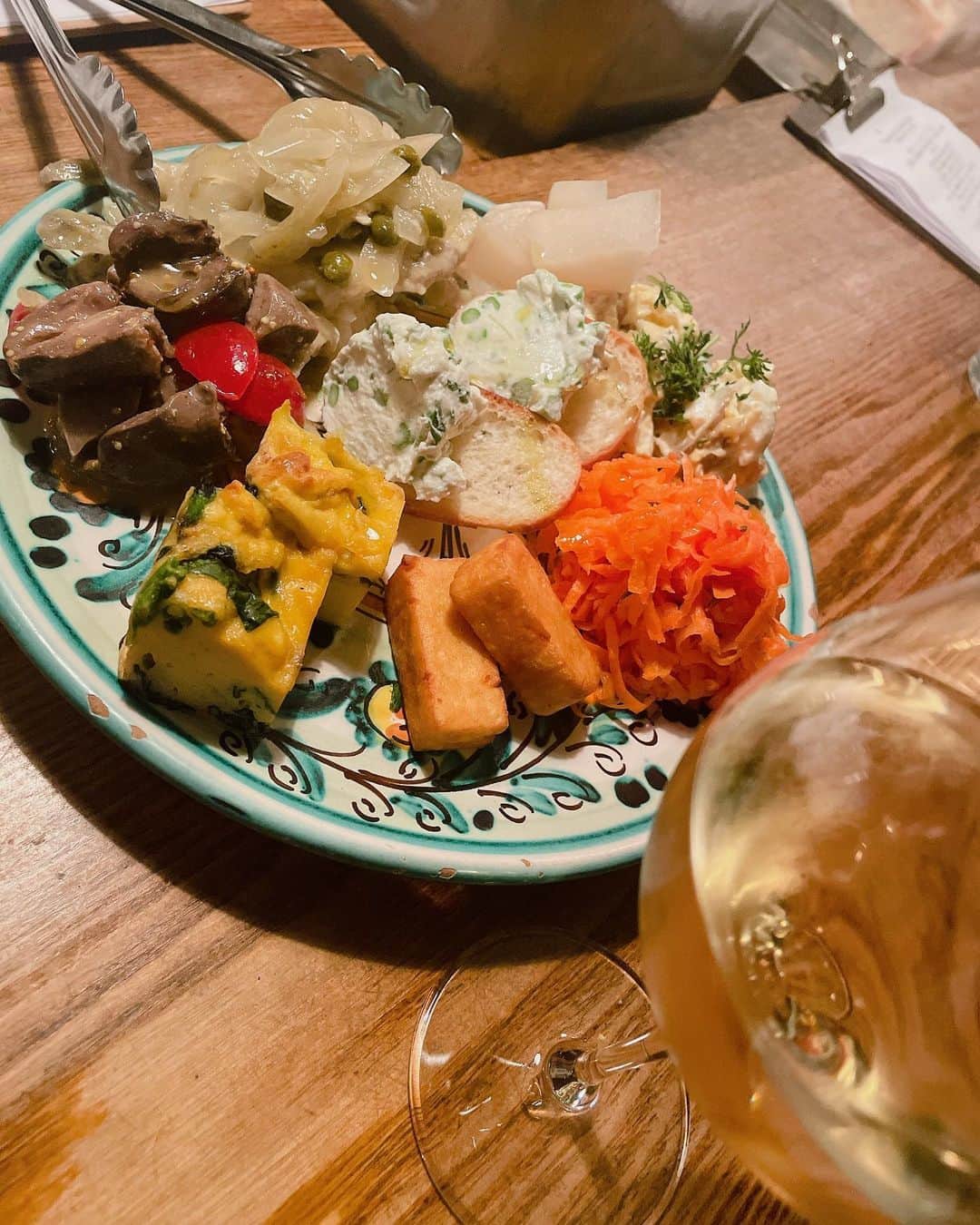餃子のりさちゃんさんのインスタグラム写真 - (餃子のりさちゃんInstagram)「代官山にあるイタリアン🇮🇹  メニューはその日おすすめの食材を書いた黒板のみ！ 気分に合わせたオーダーメイドのイタリアン🇮🇹  イタリアンでは珍しいカウンター席から料理してるところを見れるライブ感！！👏  オリジナルパスタがめちゃくちゃおいしかったよ〜🍝  色んな食材の中から 選んでパスタを作ってくれるの楽しすぎるっ💖  お店の雰囲気も良くて デートにも女子会にもｵｽｽﾒ🍻💖  グラスワインの種類も多くて ワイン好きさんにもｵｽｽﾒです♡  ✍️https://tabelog.com/tokyo/A1303/A130301/13136881/  #オステリアウララ　  #渋谷グルメ　#渋谷ディナー　#代官山ディナー　#代官山グルメ　#渋谷イタリアン　#代官山イタリアン #ラルフローレン #polo #Supported」3月29日 18時36分 - risa_gyozasuki