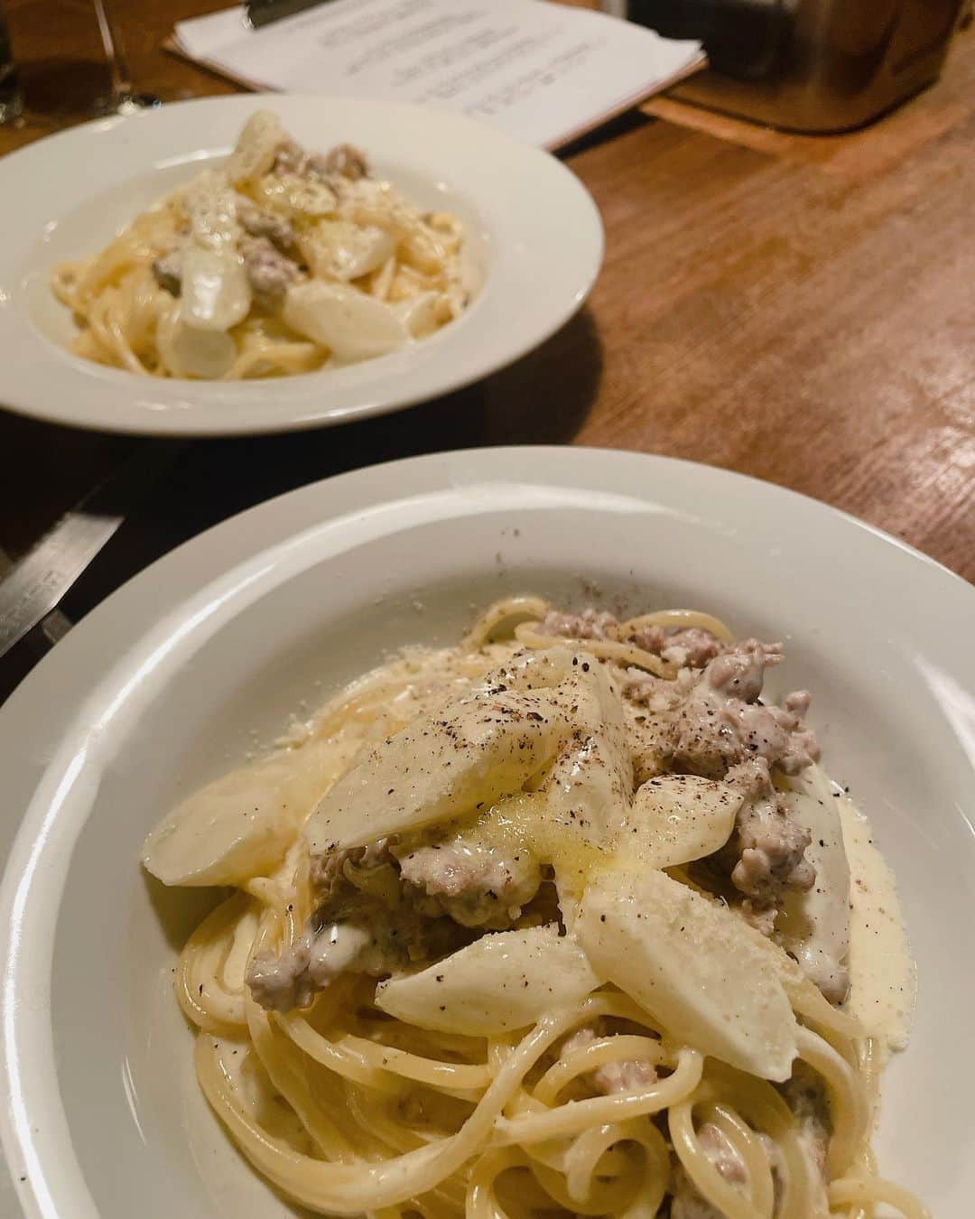 餃子のりさちゃんさんのインスタグラム写真 - (餃子のりさちゃんInstagram)「代官山にあるイタリアン🇮🇹  メニューはその日おすすめの食材を書いた黒板のみ！ 気分に合わせたオーダーメイドのイタリアン🇮🇹  イタリアンでは珍しいカウンター席から料理してるところを見れるライブ感！！👏  オリジナルパスタがめちゃくちゃおいしかったよ〜🍝  色んな食材の中から 選んでパスタを作ってくれるの楽しすぎるっ💖  お店の雰囲気も良くて デートにも女子会にもｵｽｽﾒ🍻💖  グラスワインの種類も多くて ワイン好きさんにもｵｽｽﾒです♡  ✍️https://tabelog.com/tokyo/A1303/A130301/13136881/  #オステリアウララ　  #渋谷グルメ　#渋谷ディナー　#代官山ディナー　#代官山グルメ　#渋谷イタリアン　#代官山イタリアン #ラルフローレン #polo #Supported」3月29日 18時36分 - risa_gyozasuki