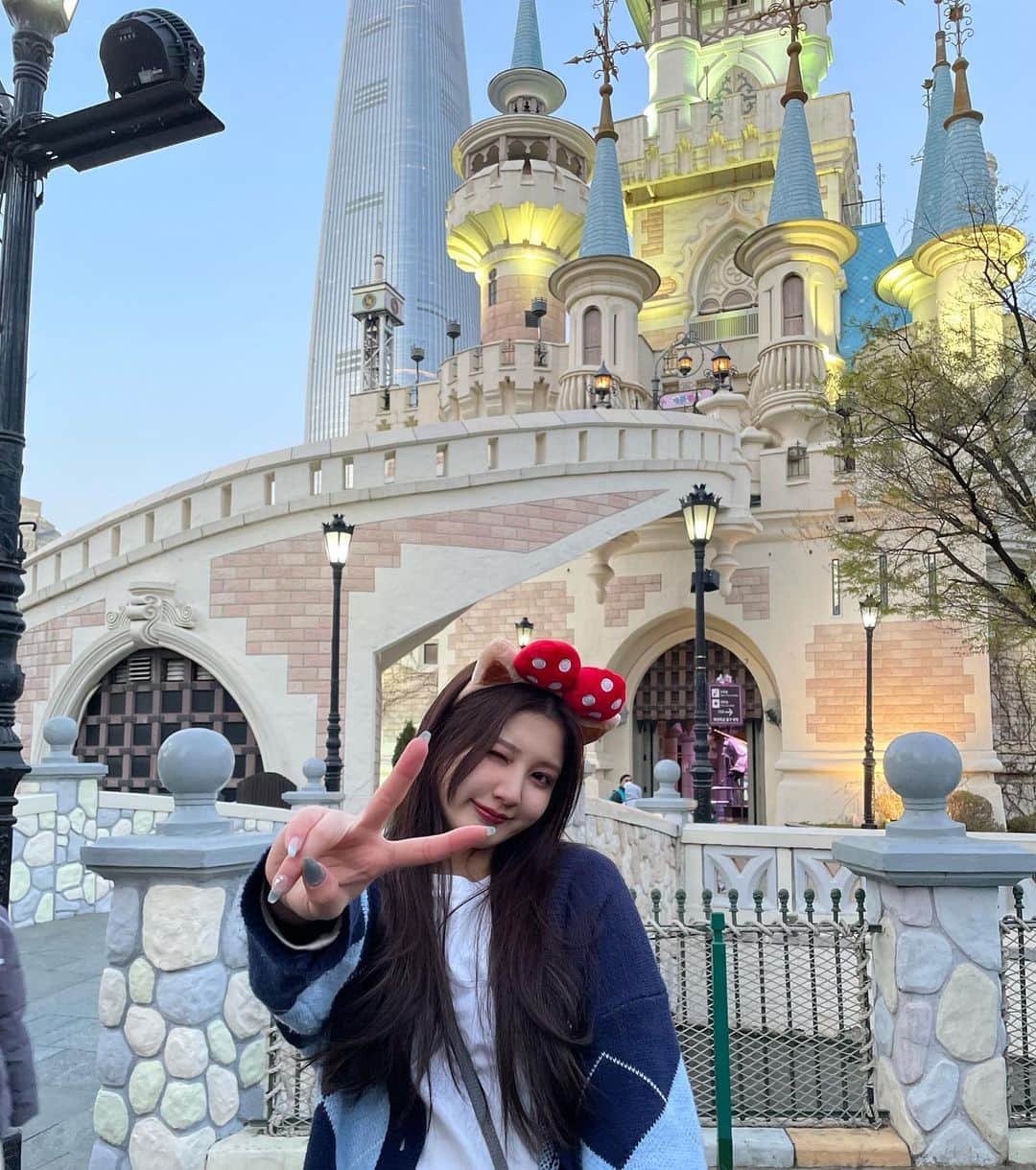 のインスタグラム：「계속 가고싶어했던 #롯데월드  이틀동안 너무너무 행복했어ㅜㅜ 우리 또 보자🫶  あとこの旅行の間たくさんの方に声かけていただいてすごく嬉しかったんです🥺ありがとうです♡  ※写真みんなと沢山撮ったけどまだ私の元に来てないのもあって載せれてないけどとりあえずあるやつ載せるねん♡」