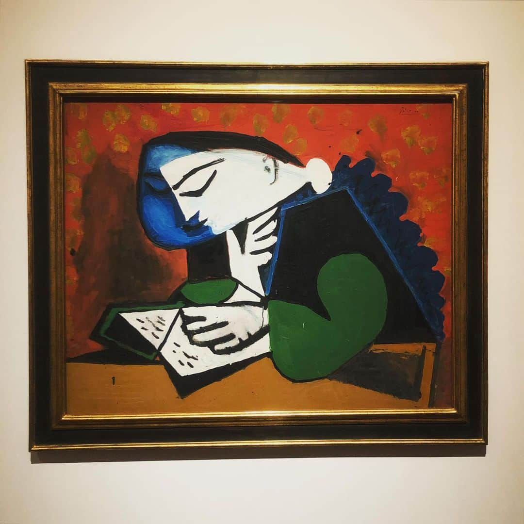 西山由のインスタグラム：「" Woman Reading " par Pablo Picasso de la collection du musée Berggruen.」