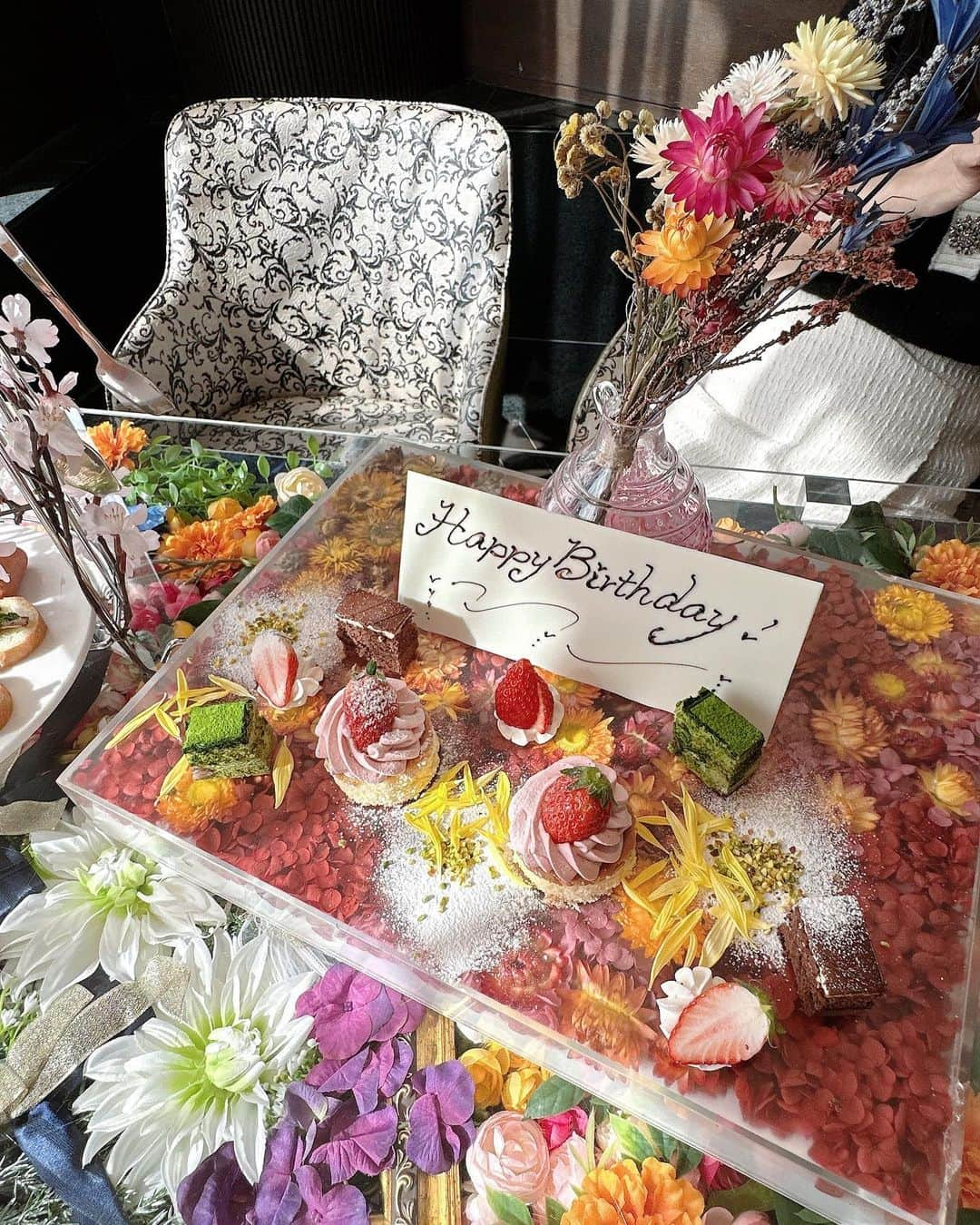 CHERIさんのインスタグラム写真 - (CHERIInstagram)「Decorated with heaps of flowers 💐 liked this flower table a lot <3  フラワーテーブル可愛かった🫶 東京たのしい‎🤍  #thelegiantokyo#ザレギャントーキョー」3月29日 18時44分 - hi_cherish.gram