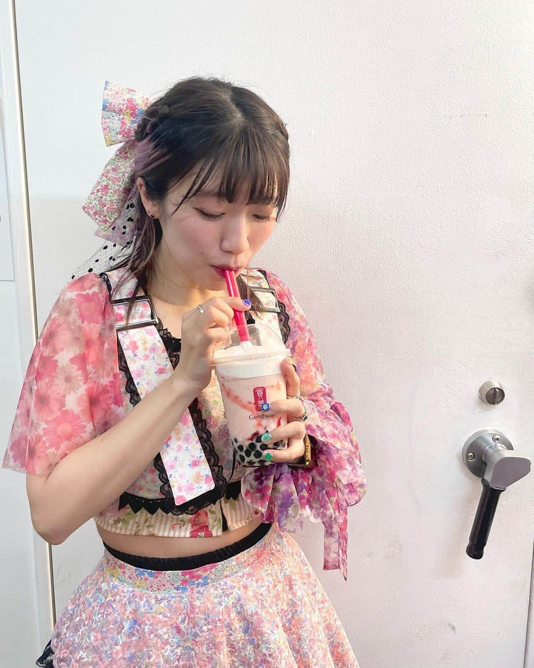 ぱいぱいでか美さんのインスタグラム写真 - (ぱいぱいでか美Instagram)「たぴチャージ🧋 . 昨日ライブ後に飲んだタピオカが最高でした🍓☁️ そういや自分の分も買えばよかったなってなって笑 ラジオの実況タグ見て推しが何を飲んだか把握して ライブハウスの近くに店舗があったので マネージャーさんにお願いしてお使いされてもらった🙇🏻‍♂️ うますぎたーーーーー！！！！！！！！ . #タピオカ #🧋 #貢茶 #try1422 #アロハなんつって #でか美ちゃん」3月29日 18時45分 - paipaidekami